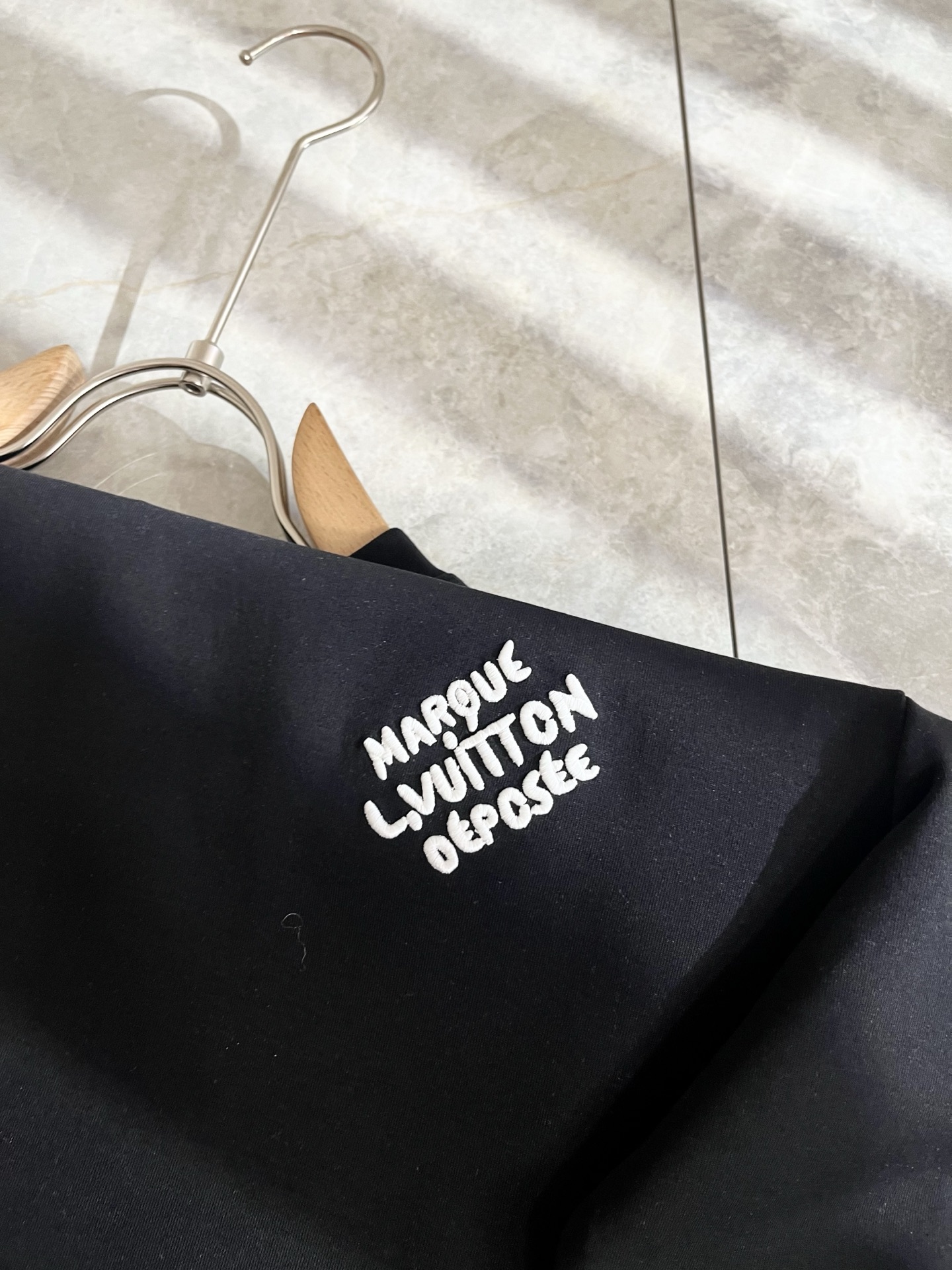 LouisVuitt*路易*登 2025秋冬全新系列单品上线，非常时髦前卫的一款男女同款👫长袖卫衣，胸前