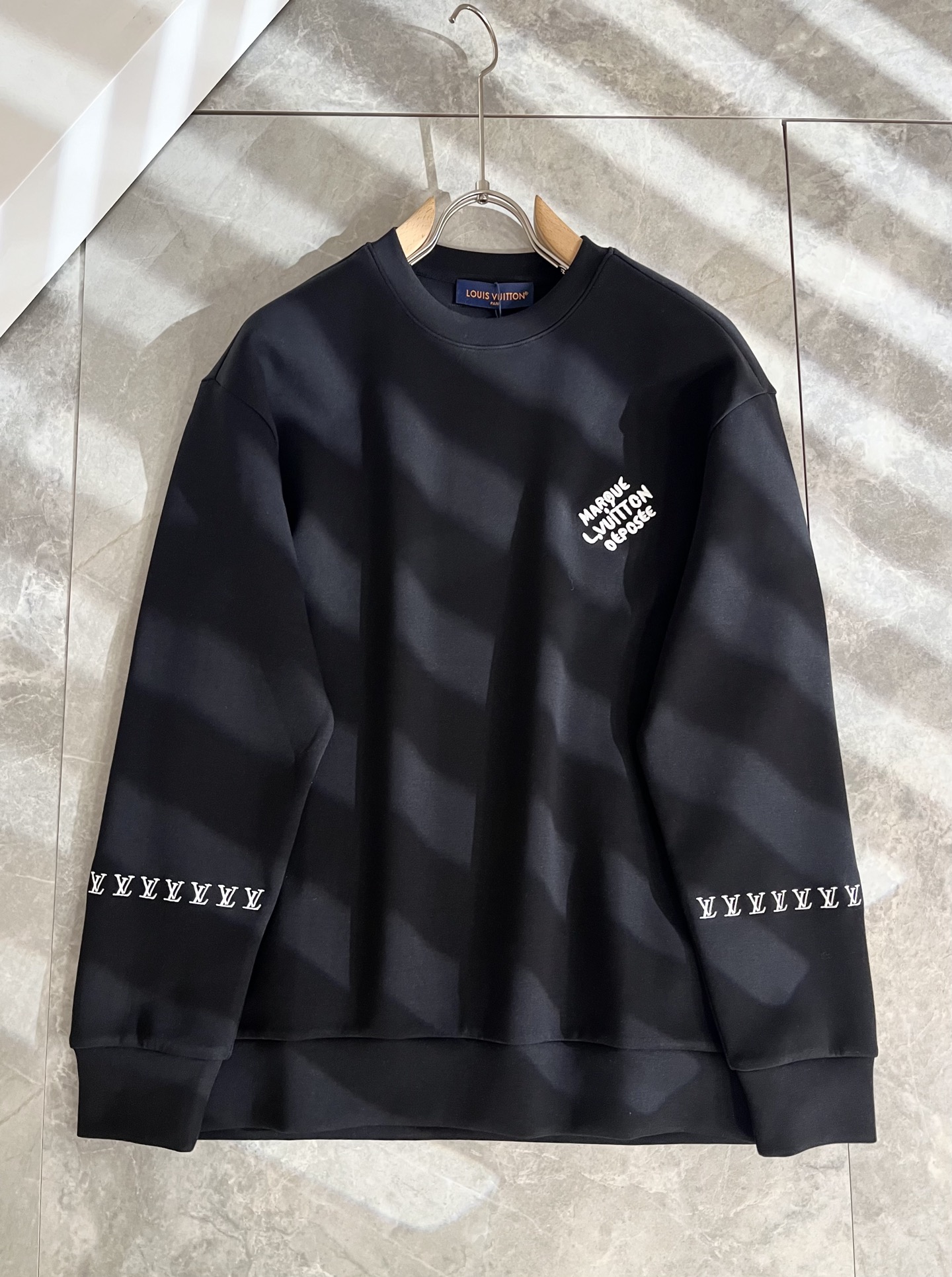 LouisVuitt*路易*登 2025秋冬全新系列单品上线，非常时髦前卫的一款男女同款👫长袖卫衣，胸前