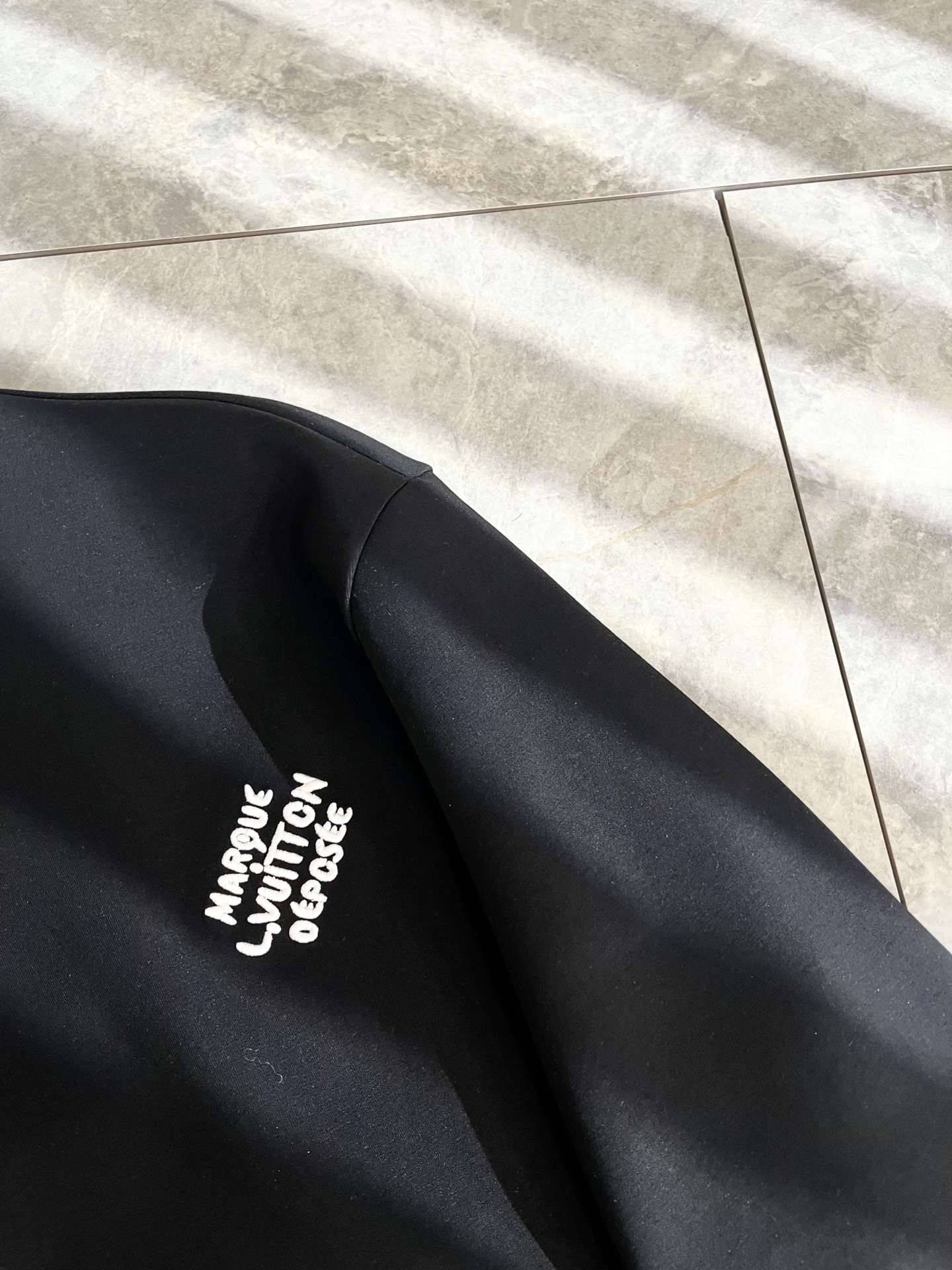 LouisVuitt*路易*登 2025秋冬全新系列单品上线，非常时髦前卫的一款男女同款👫长袖卫衣，胸前