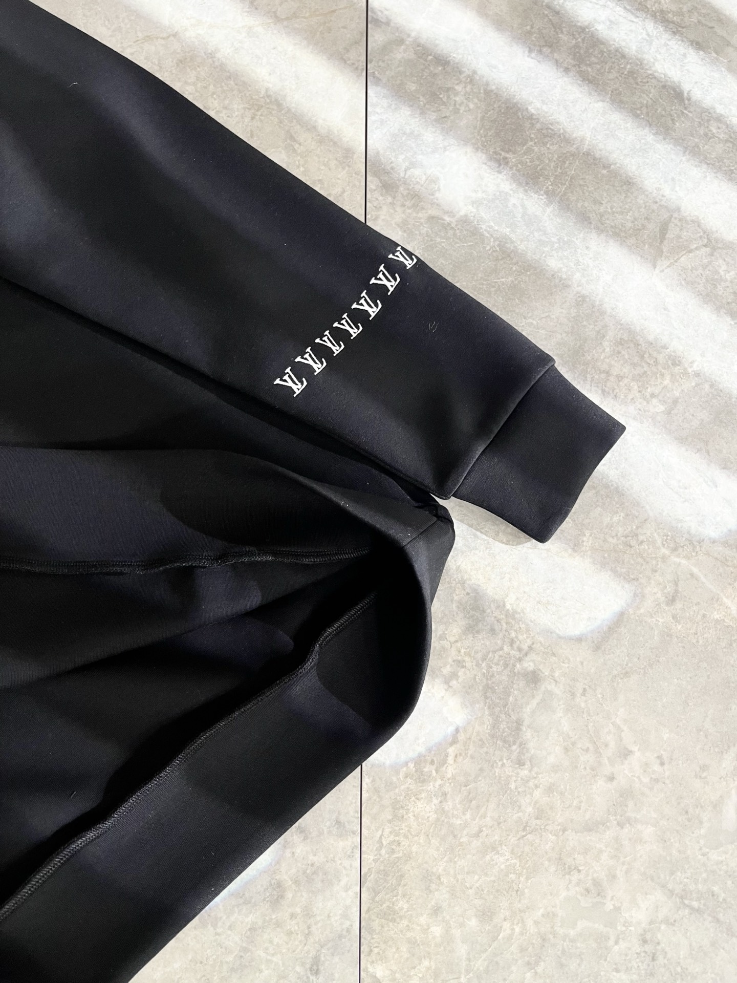 LouisVuitt*路易*登 2025秋冬全新系列单品上线，非常时髦前卫的一款男女同款👫长袖卫衣，胸前