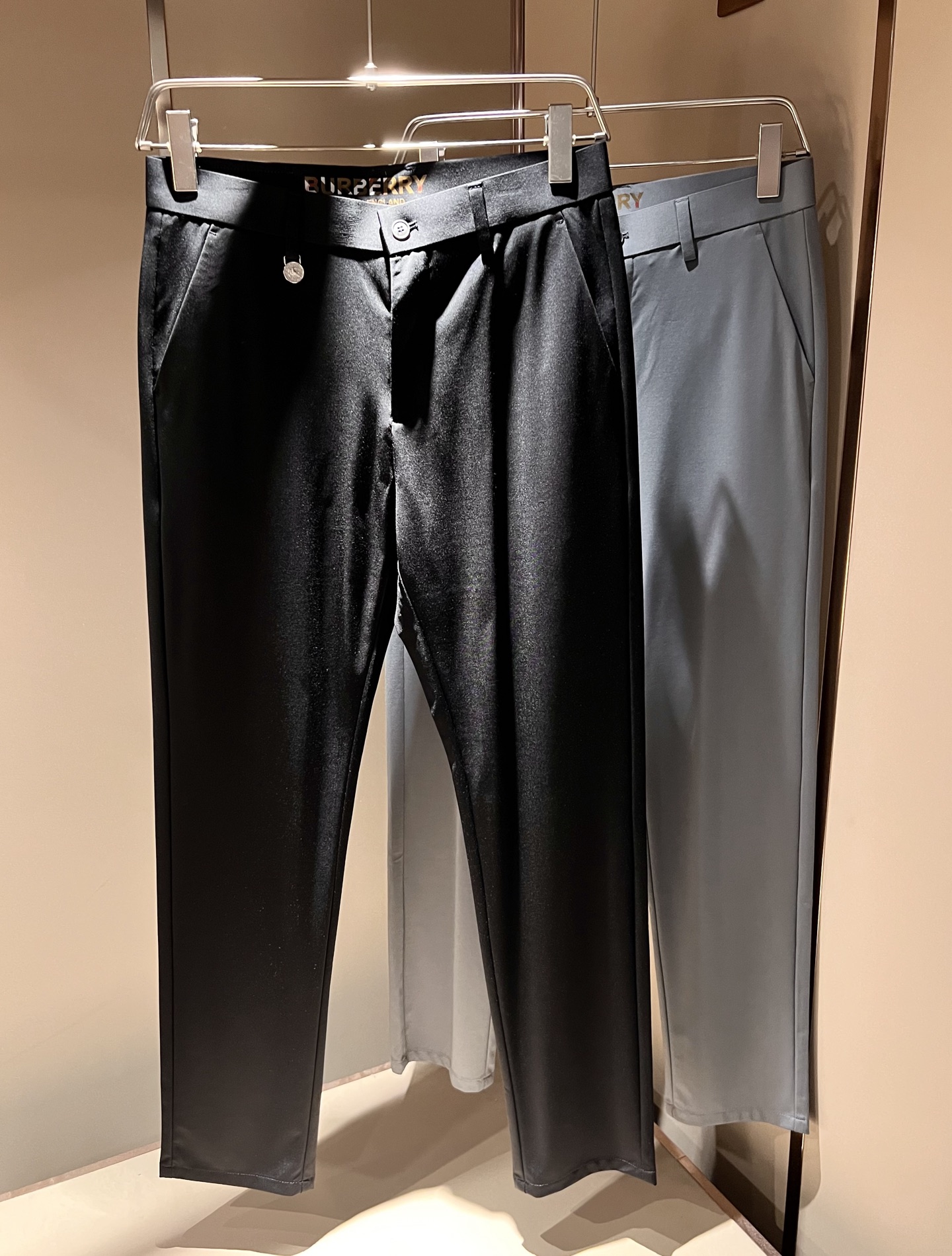 BURBER*Y巴*莉 2025春夏男士休闲西裤，男士经典基础款小直筒裤 简洁纯色百搭款五金logo辅料