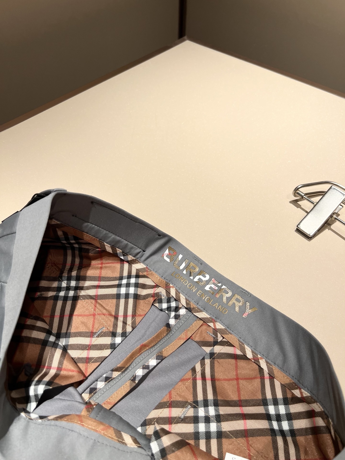 BURBER*Y巴*莉 2025春夏男士休闲西裤，男士经典基础款小直筒裤 简洁纯色百搭款五金logo辅料