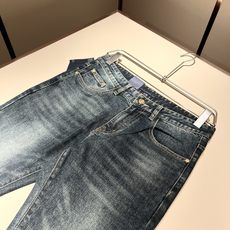 PRA*DA 普拉达 2025春夏新品发售!牛仔高级百搭实用主义不哗众取宠!港澳台地区限定款!!立体裁剪 PRA*DA 普拉达 2025春夏新品发售!牛仔高级百搭实用主义不哗众取宠!港澳台地区限定款!!立体裁剪