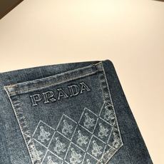 PRA*DA 普拉达 2025春夏新品发售!牛仔高级百搭实用主义不哗众取宠!港澳台地区限定款!!立体裁剪 PRA*DA 普拉达 2025春夏新品发售!牛仔高级百搭实用主义不哗众取宠!港澳台地区限定款!!立体裁剪