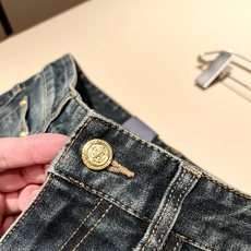 PRA*DA 普拉达 2025春夏新品发售!牛仔高级百搭实用主义不哗众取宠!港澳台地区限定款!!立体裁剪 PRA*DA 普拉达 2025春夏新品发售!牛仔高级百搭实用主义不哗众取宠!港澳台地区限定款!!立体裁剪