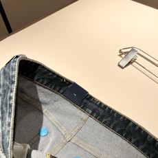 PRA*DA 普拉达 2025春夏新品发售!牛仔高级百搭实用主义不哗众取宠!港澳台地区限定款!!立体裁剪 PRA*DA 普拉达 2025春夏新品发售!牛仔高级百搭实用主义不哗众取宠!港澳台地区限定款!!立体裁剪