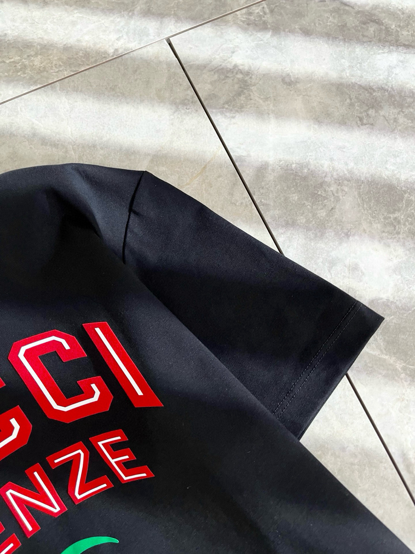 Gucc*古家 2025春夏新款男女同情侣款👫休闲宽松棉质圆领短袖T恤衫！贸易公司渠道稀出，同步官网发售