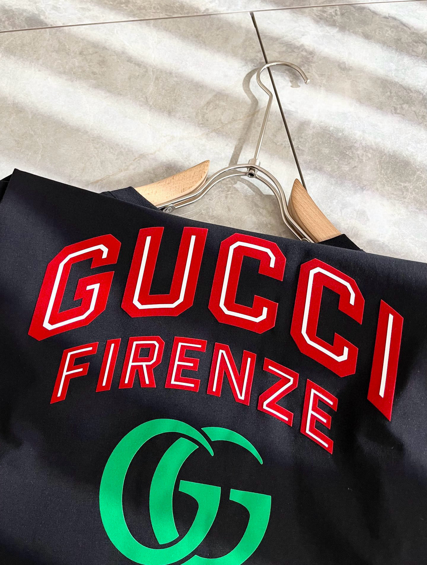 Gucc*古家 2025春夏新款男女同情侣款👫休闲宽松棉质圆领短袖T恤衫！贸易公司渠道稀出，同步官网发售