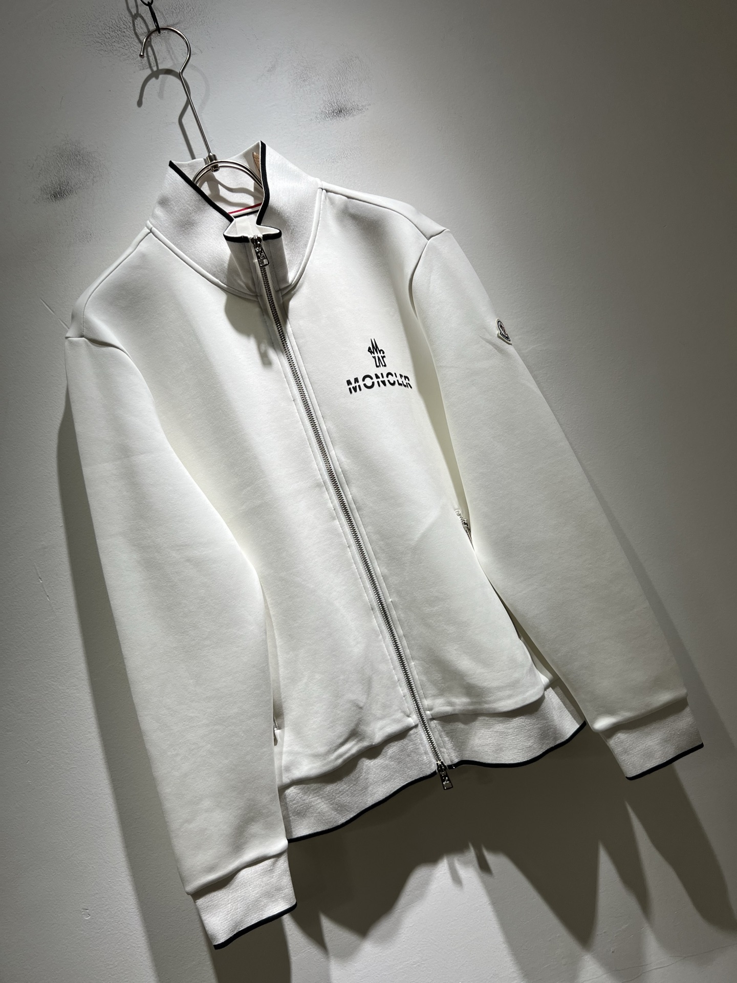 Moncl*r蒙*口2025秋冬男女同款情侣款👫最新的贸易订单拉链款卫衣，全品相！！网红款！工艺采用图案