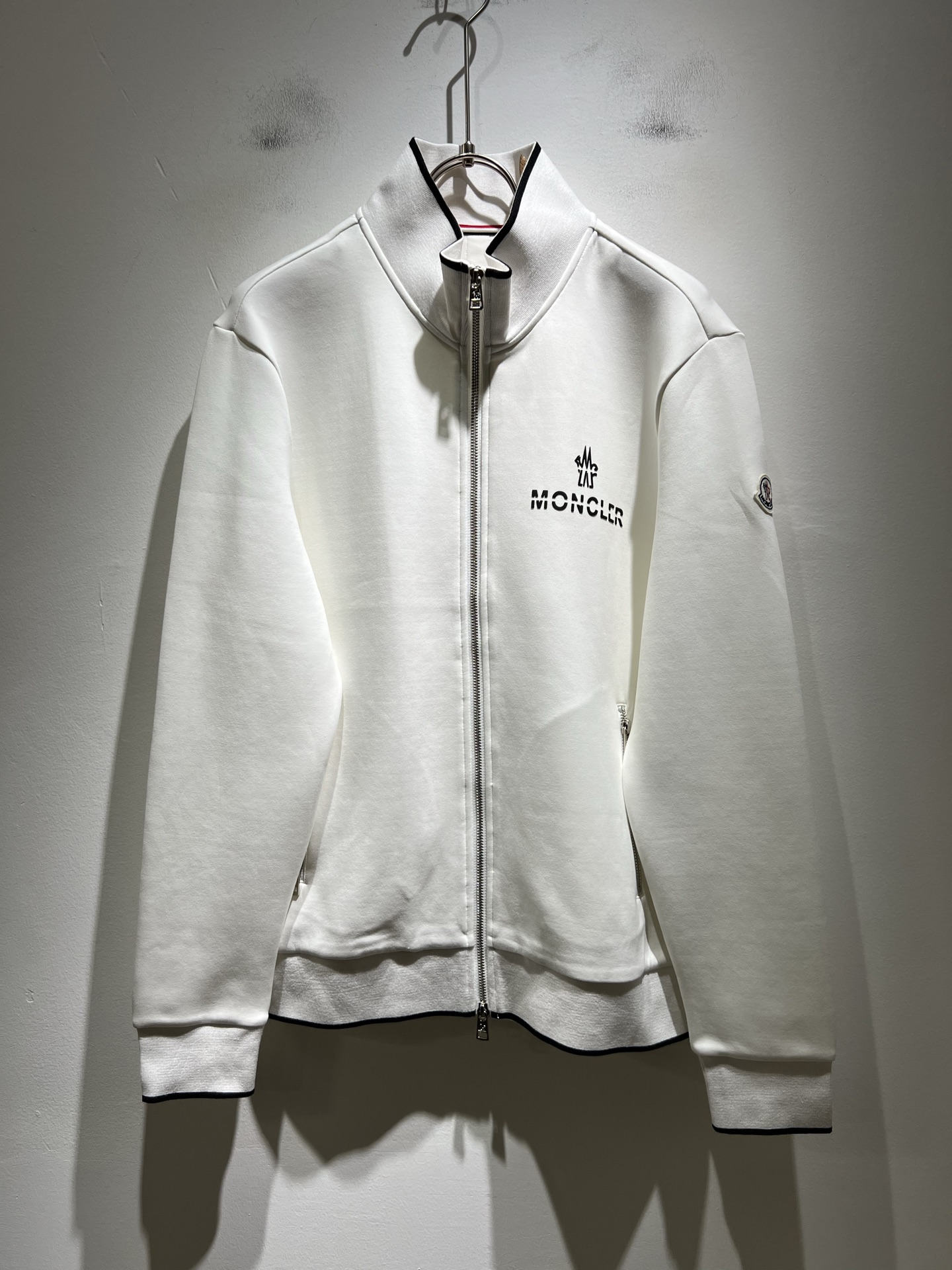 Moncl*r蒙*口2025秋冬男女同款情侣款👫最新的贸易订单拉链款卫衣，全品相！！网红款！工艺采用图案