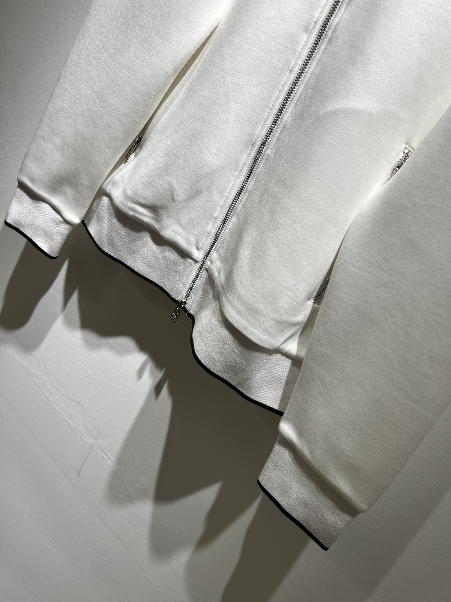 Moncl*r蒙*口2025秋冬男女同款情侣款👫最新的贸易订单拉链款卫衣，全品相！！网红款！工艺采用图案