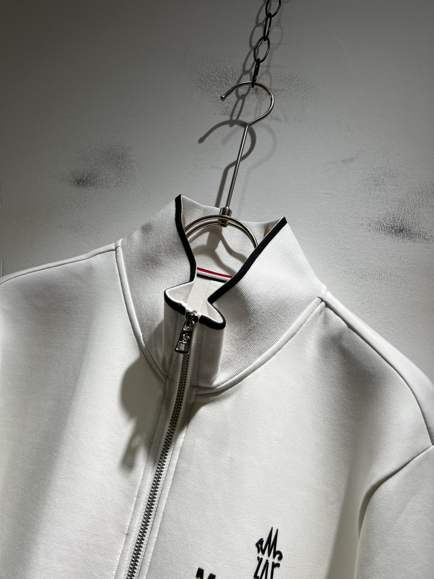 Moncl*r蒙*口2025秋冬男女同款情侣款👫最新的贸易订单拉链款卫衣，全品相！！网红款！工艺采用图案