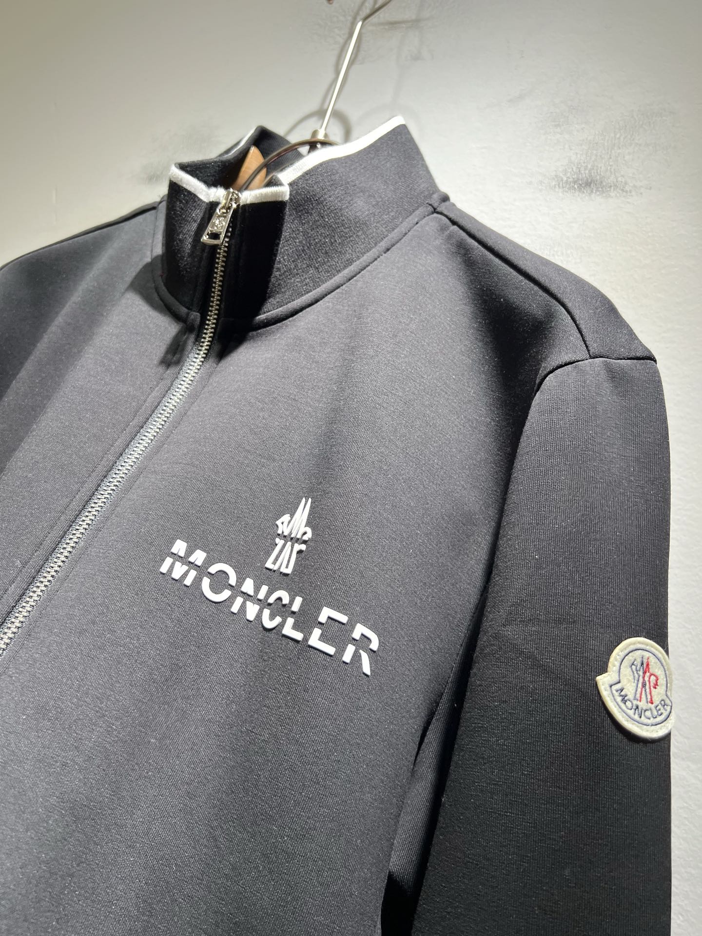 Moncl*r蒙*口2025秋冬男女同款情侣款👫最新的贸易订单拉链款卫衣，全品相！！网红款！工艺采用图案