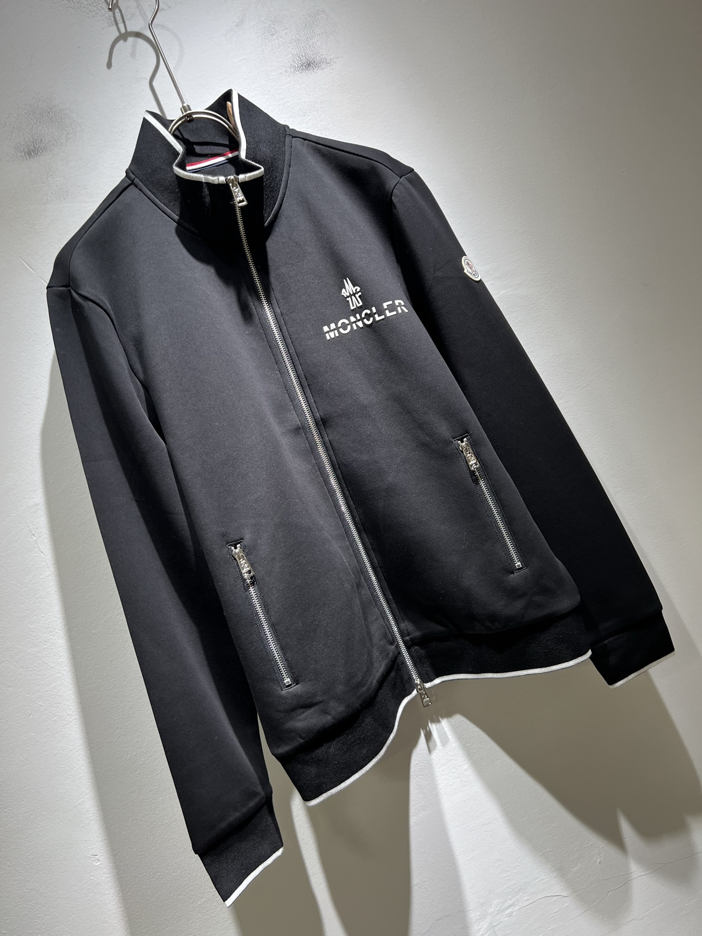 Moncl*r蒙*口2025秋冬男女同款情侣款👫最新的贸易订单拉链款卫衣，全品相！！网红款！工艺采用图案