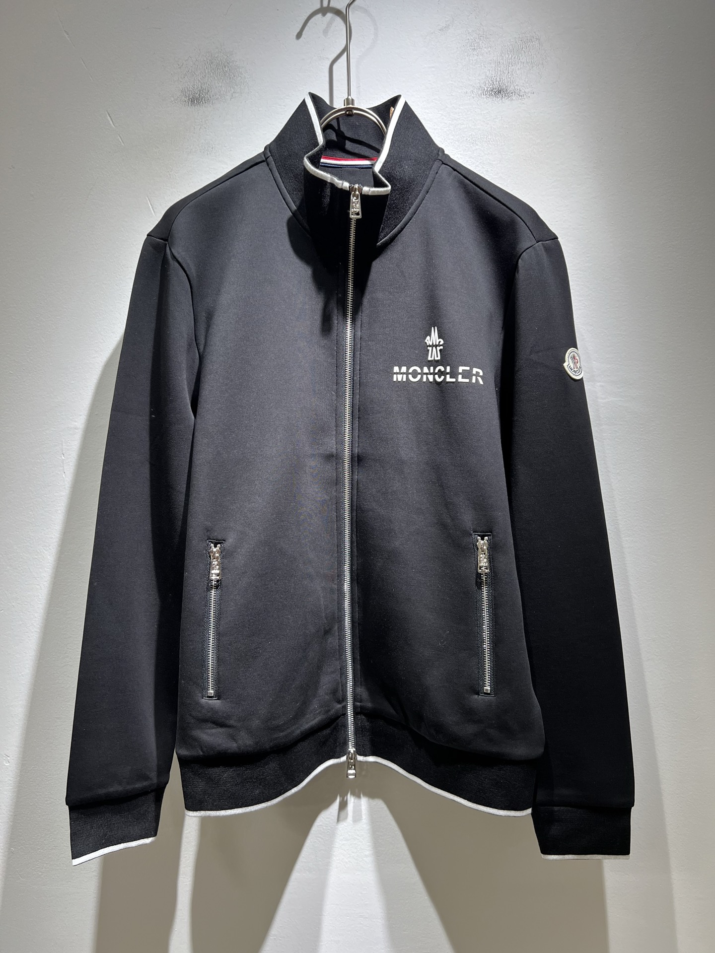 Moncl*r蒙*口2025秋冬男女同款情侣款👫最新的贸易订单拉链款卫衣，全品相！！网红款！工艺采用图案