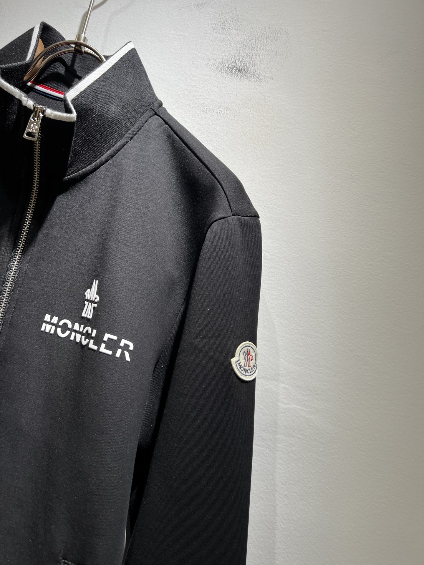 Moncl*r蒙*口2025秋冬男女同款情侣款👫最新的贸易订单拉链款卫衣，全品相！！网红款！工艺采用图案