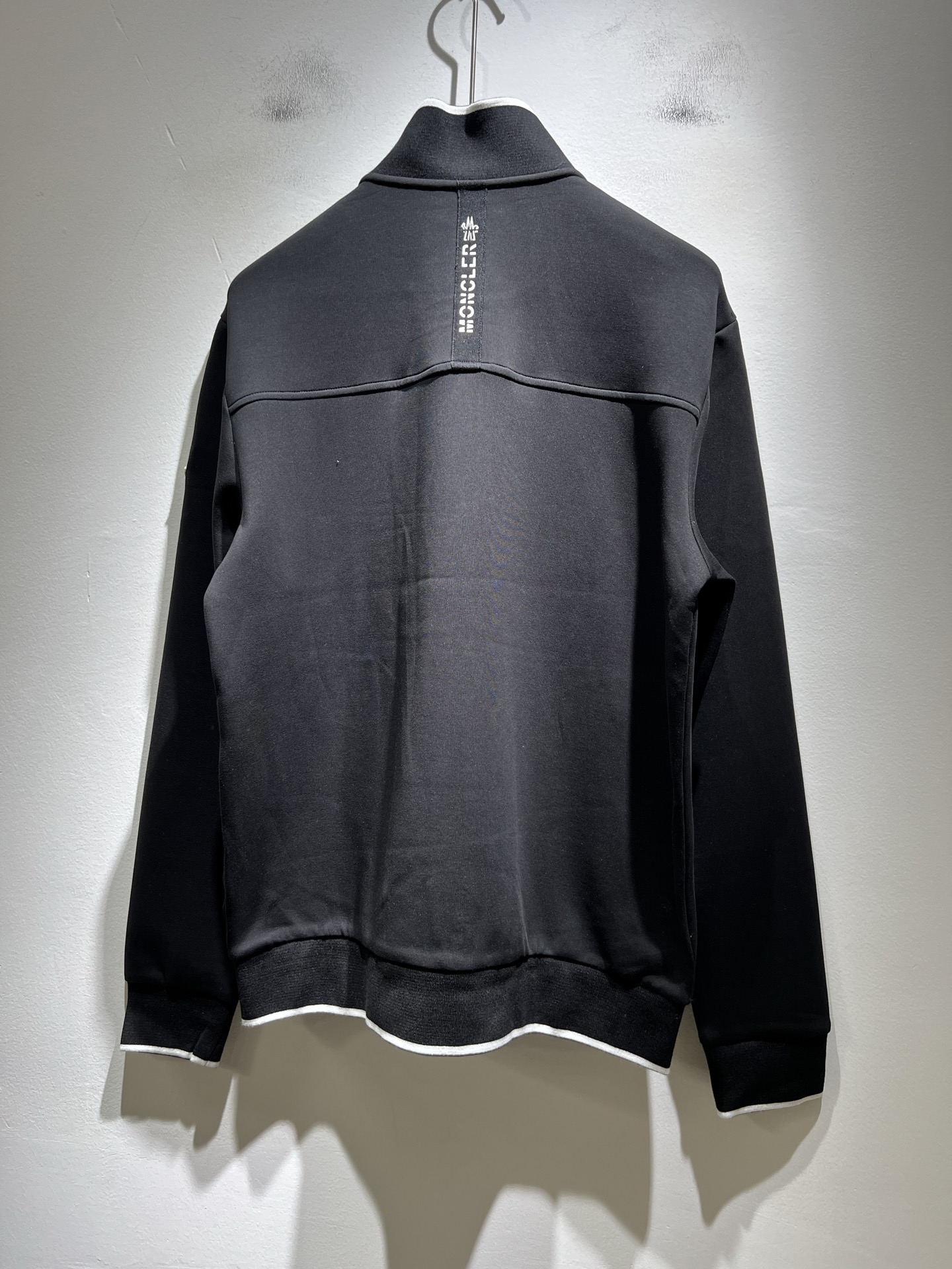 Moncl*r蒙*口2025秋冬男女同款情侣款👫最新的贸易订单拉链款卫衣，全品相！！网红款！工艺采用图案