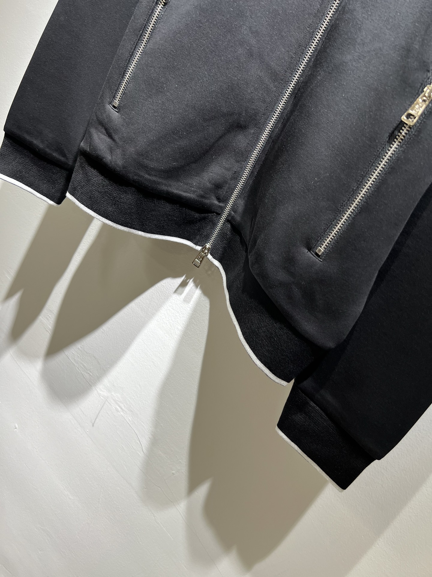 Moncl*r蒙*口2025秋冬男女同款情侣款👫最新的贸易订单拉链款卫衣，全品相！！网红款！工艺采用图案