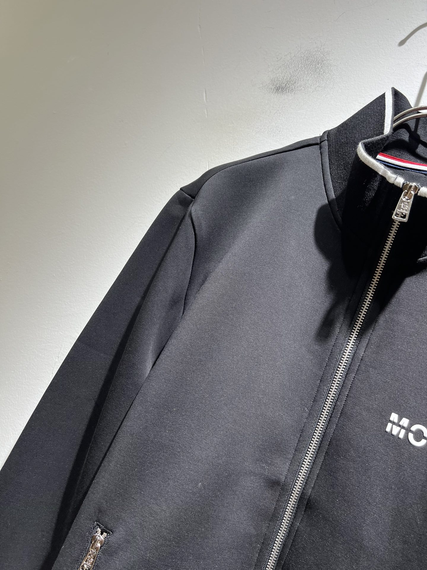 Moncl*r蒙*口2025秋冬男女同款情侣款👫最新的贸易订单拉链款卫衣，全品相！！网红款！工艺采用图案