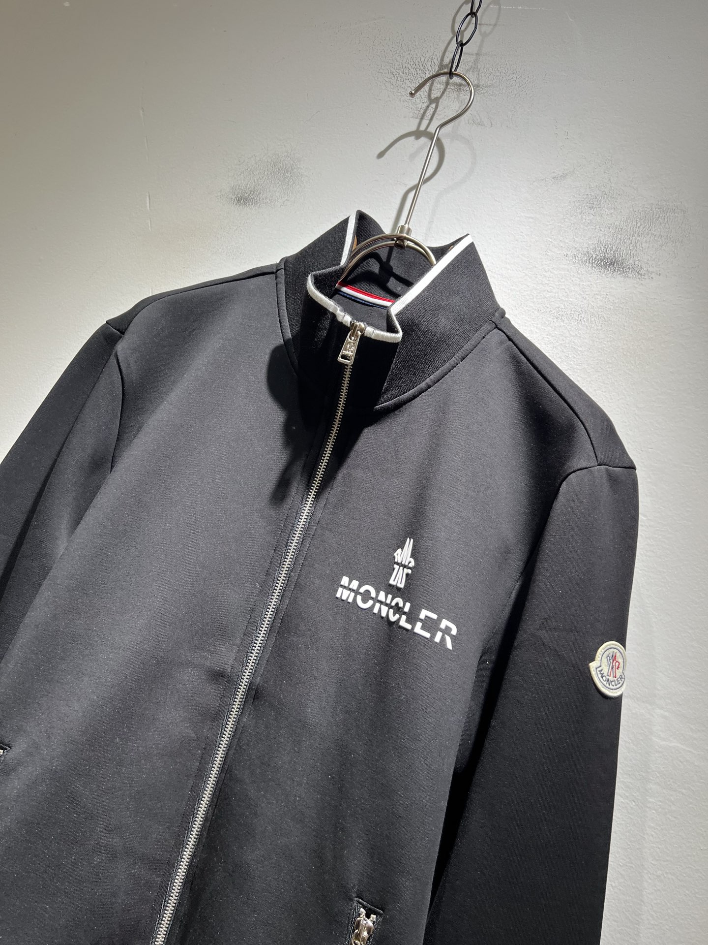 Moncl*r蒙*口2025秋冬男女同款情侣款👫最新的贸易订单拉链款卫衣，全品相！！网红款！工艺采用图案