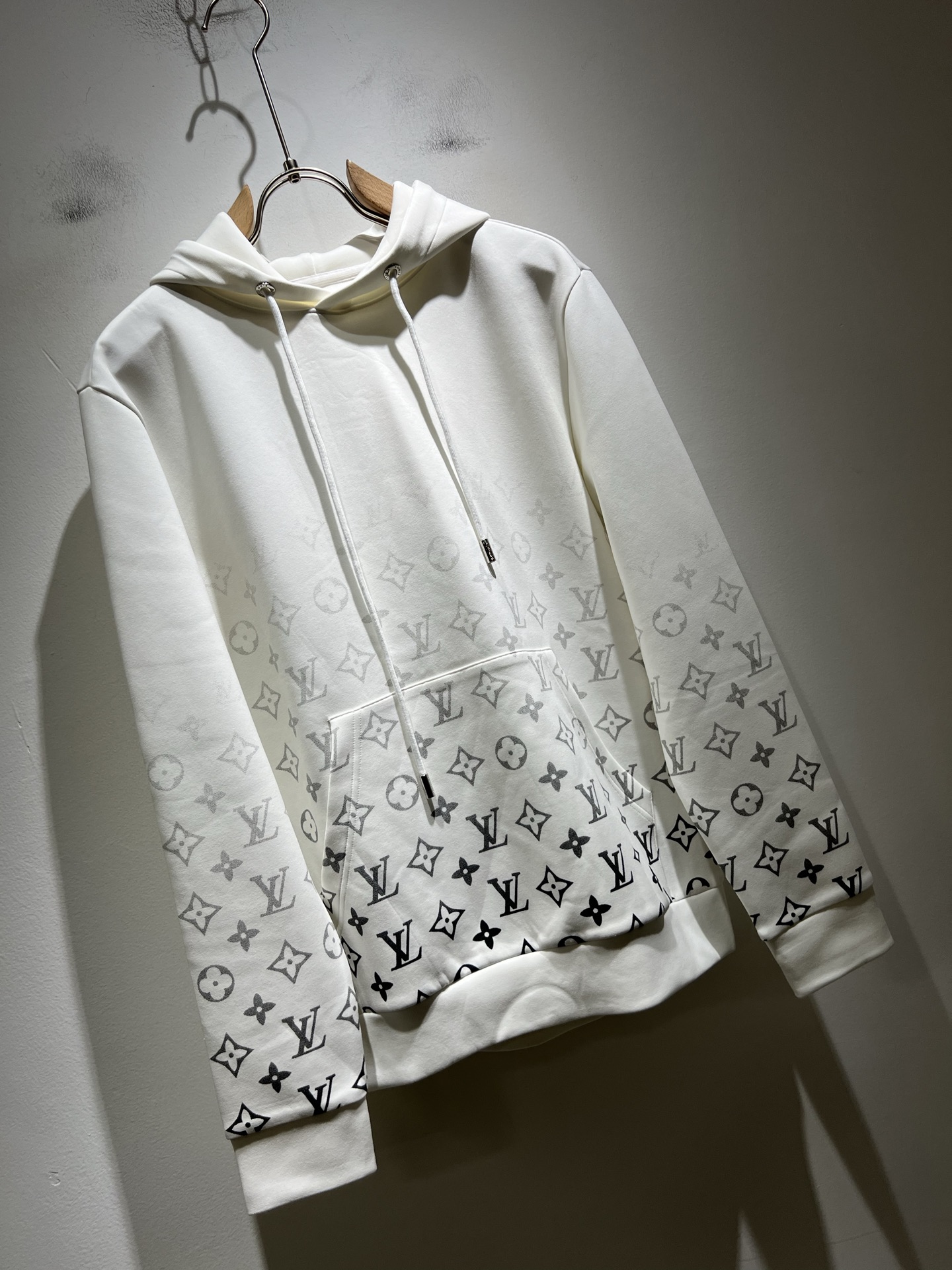 LouisVuitt*路易*登 2025秋冬全新系列单品上线，非常时髦前卫的一款男女同款👫长袖卫衣，胸前