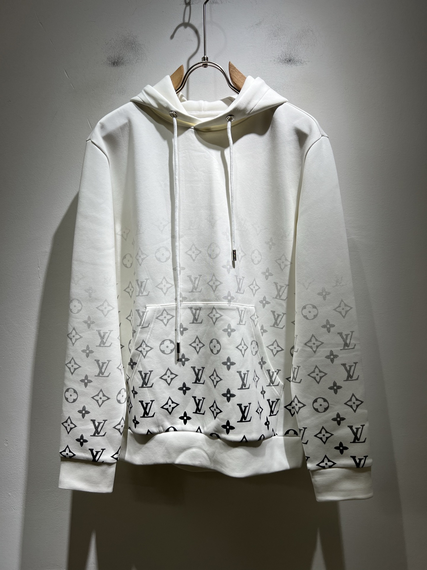 LouisVuitt*路易*登 2025秋冬全新系列单品上线，非常时髦前卫的一款男女同款👫长袖卫衣，胸前