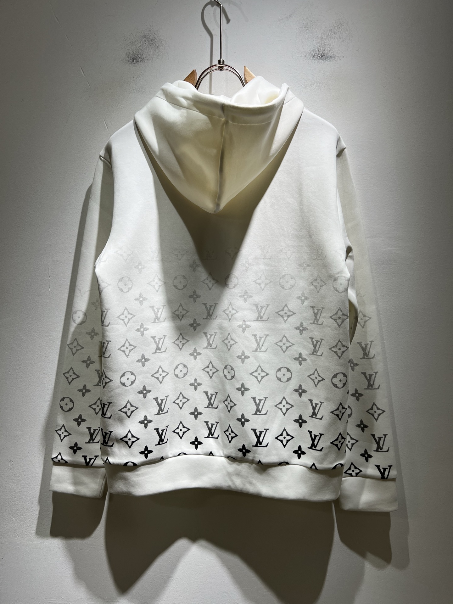 LouisVuitt*路易*登 2025秋冬全新系列单品上线，非常时髦前卫的一款男女同款👫长袖卫衣，胸前