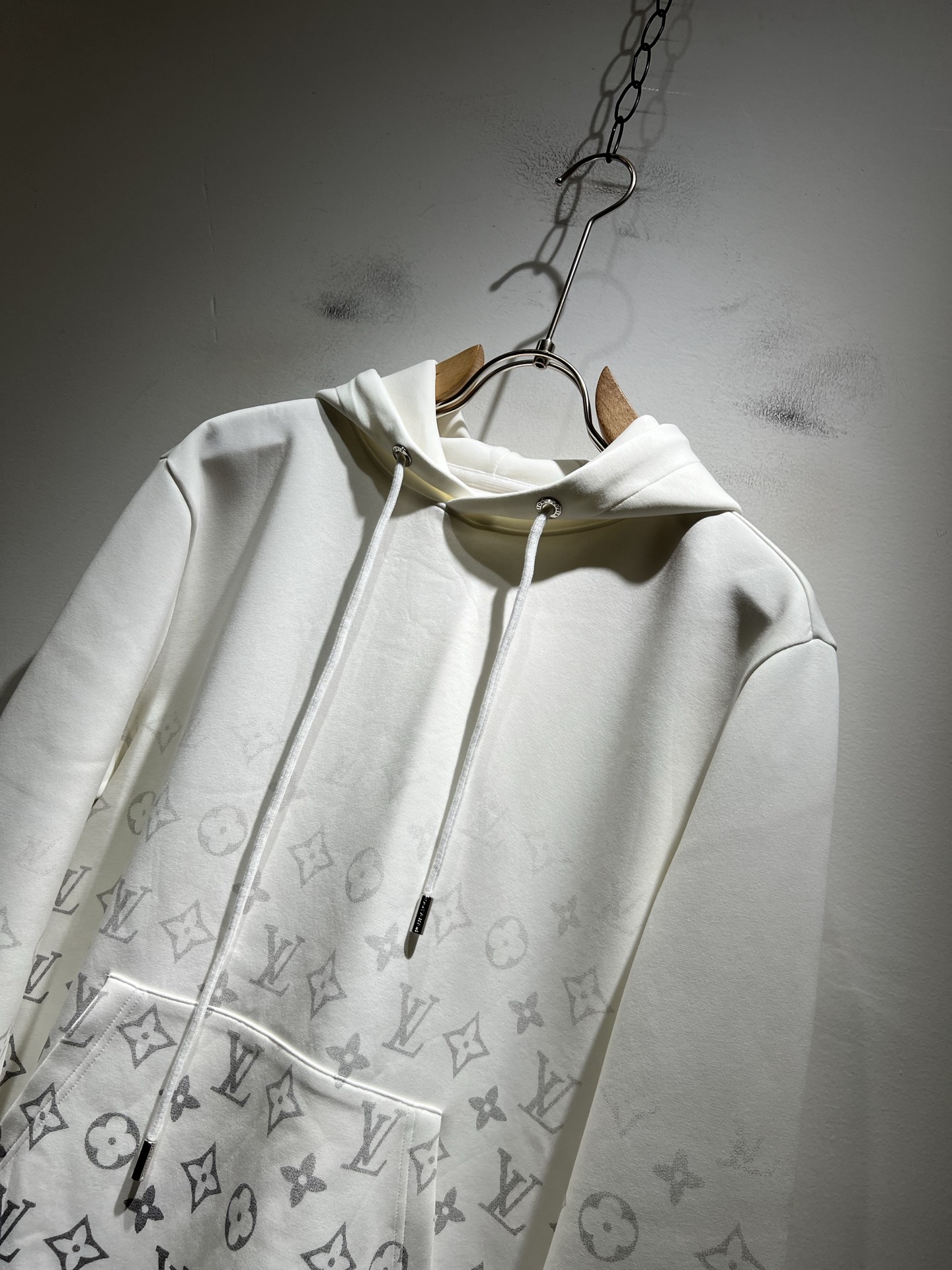 LouisVuitt*路易*登 2025秋冬全新系列单品上线，非常时髦前卫的一款男女同款👫长袖卫衣，胸前