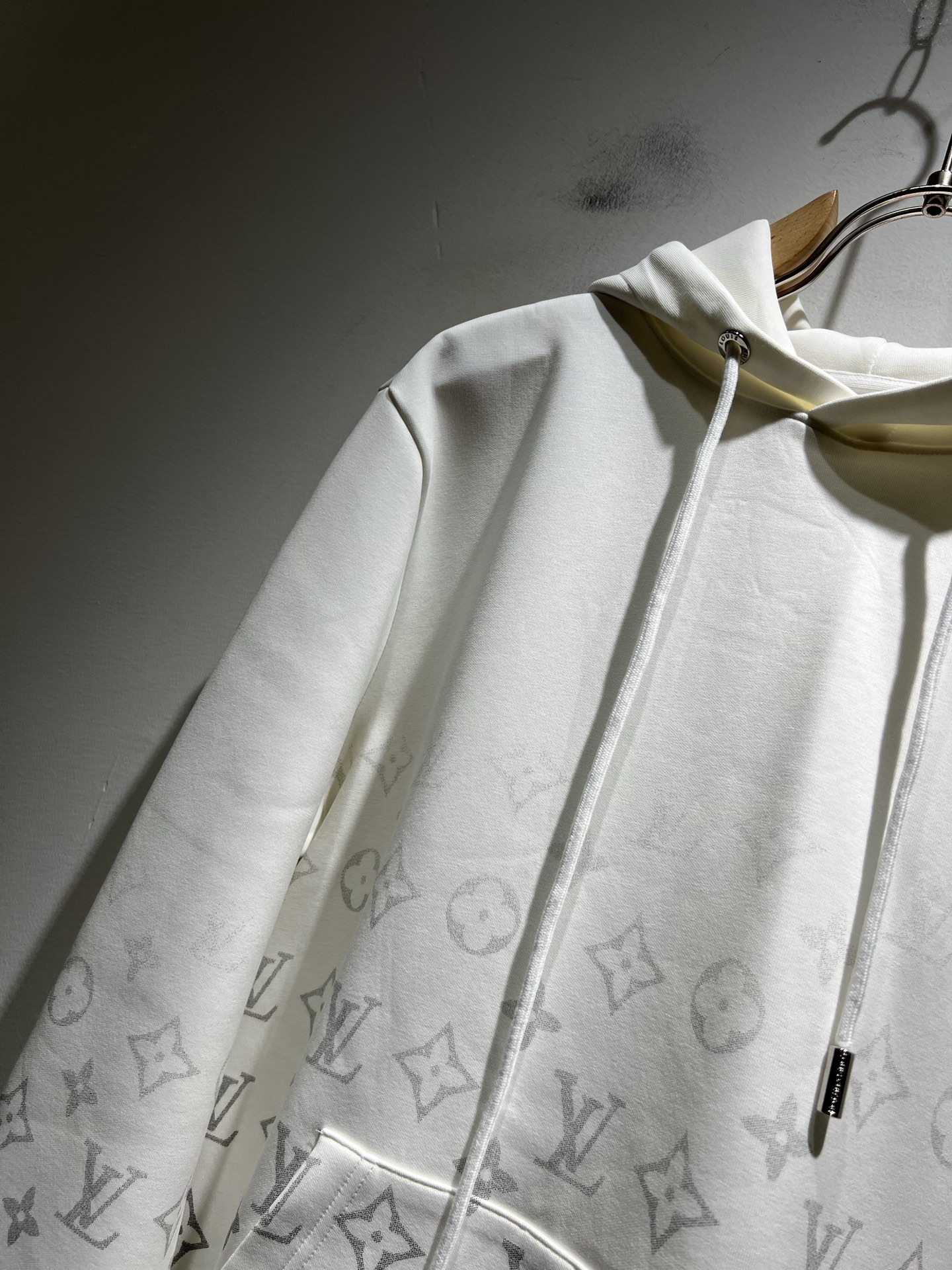 LouisVuitt*路易*登 2025秋冬全新系列单品上线，非常时髦前卫的一款男女同款👫长袖卫衣，胸前