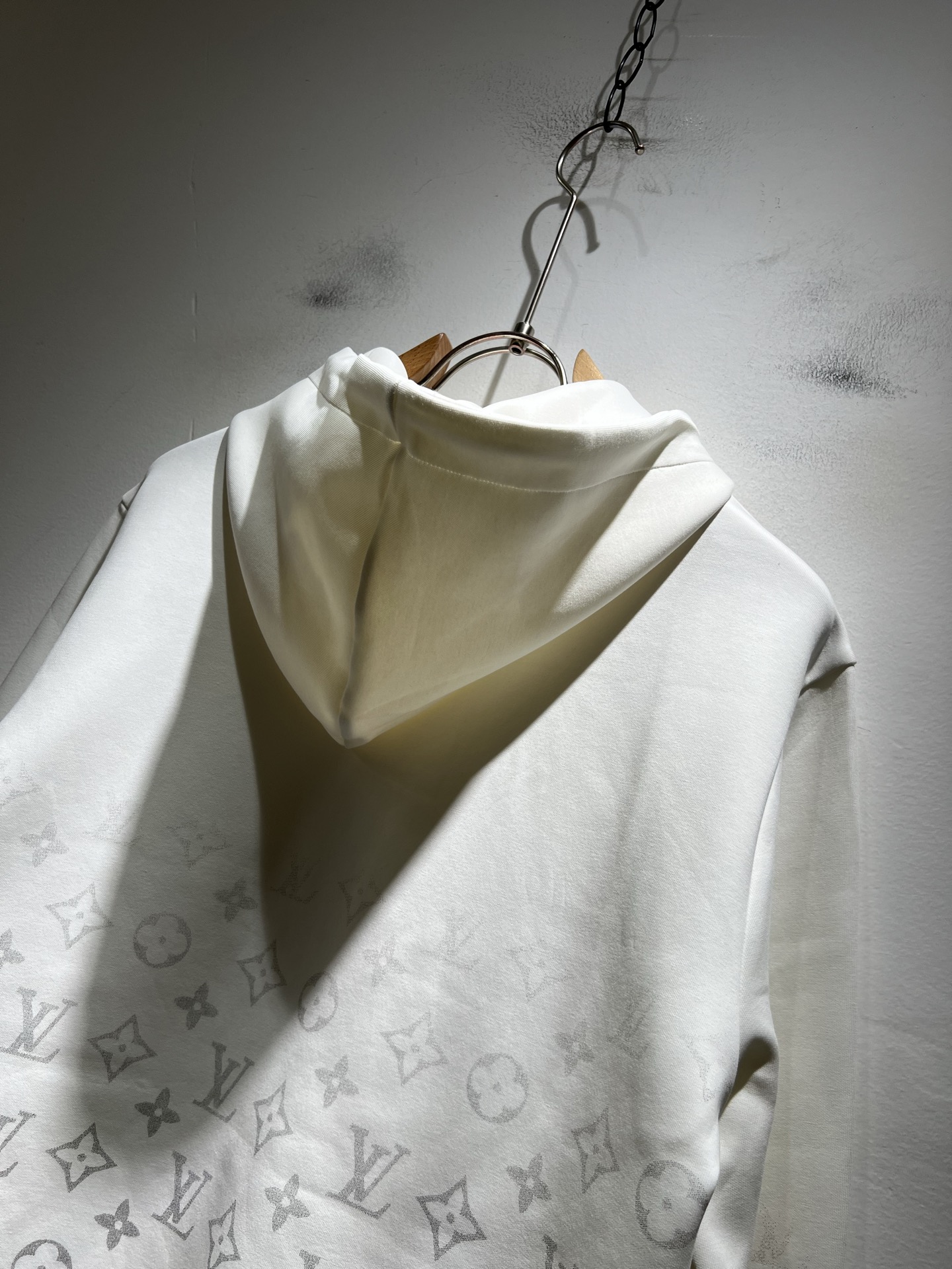 LouisVuitt*路易*登 2025秋冬全新系列单品上线，非常时髦前卫的一款男女同款👫长袖卫衣，胸前