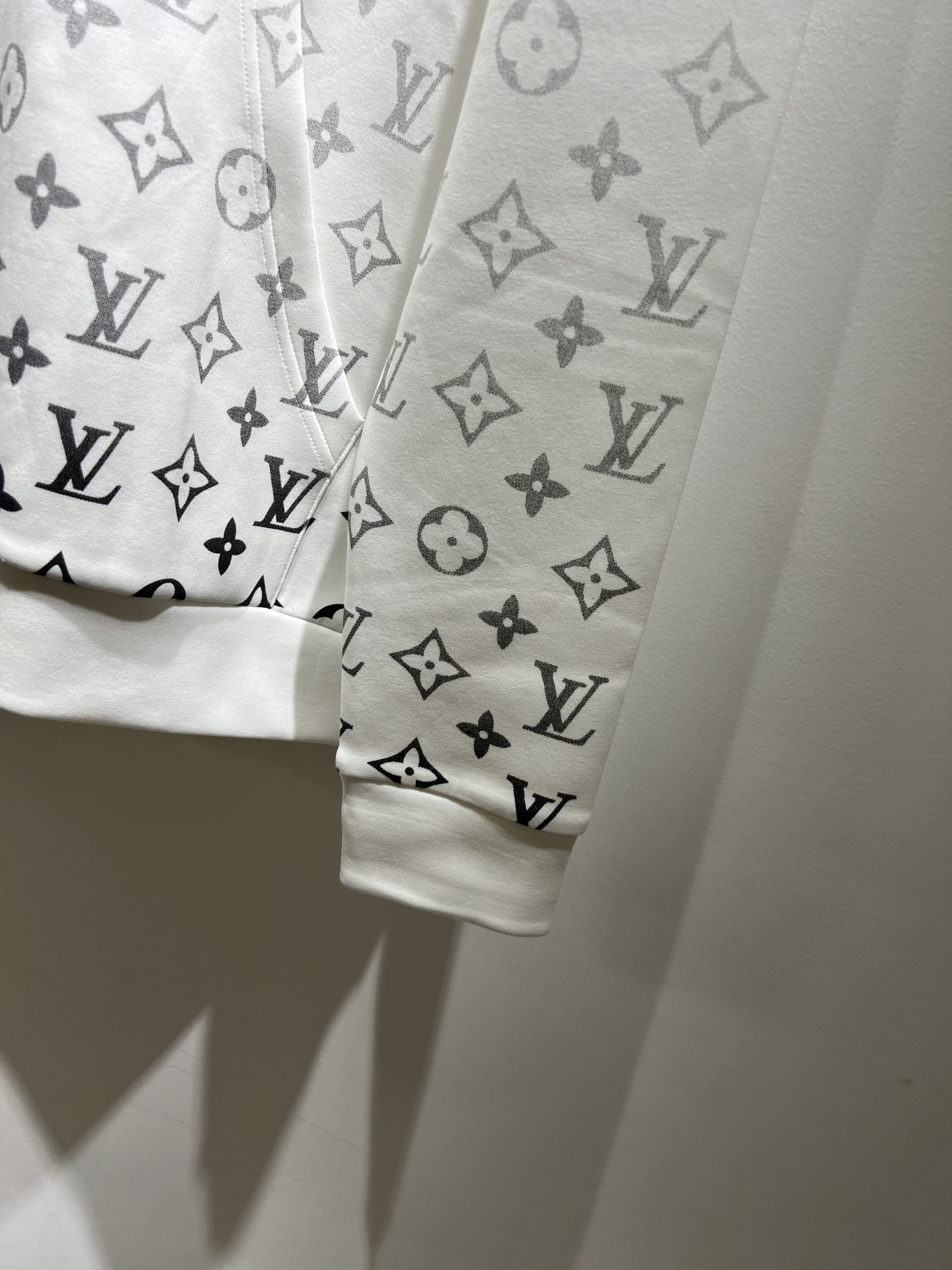 LouisVuitt*路易*登 2025秋冬全新系列单品上线，非常时髦前卫的一款男女同款👫长袖卫衣，胸前