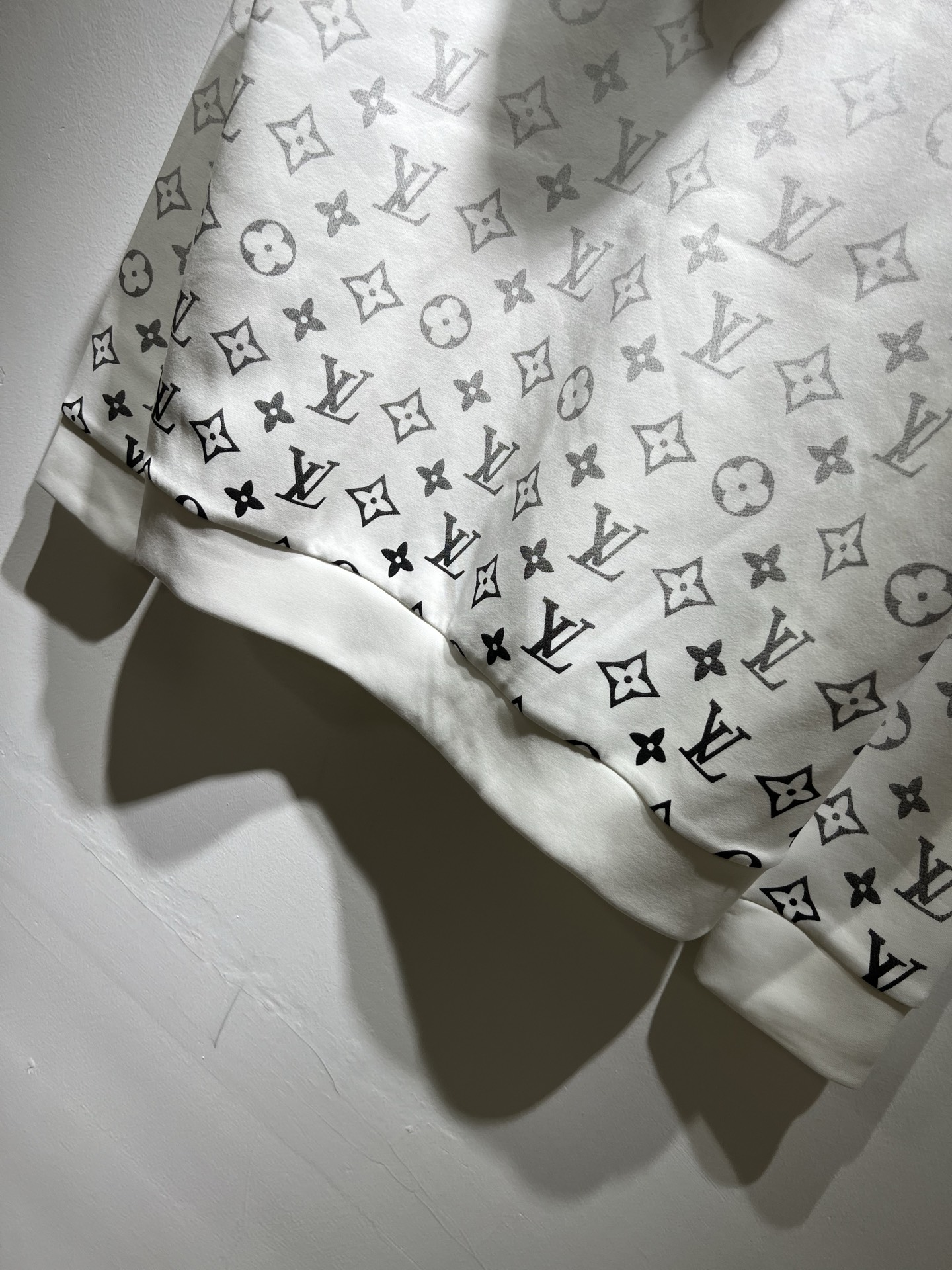 LouisVuitt*路易*登 2025秋冬全新系列单品上线，非常时髦前卫的一款男女同款👫长袖卫衣，胸前