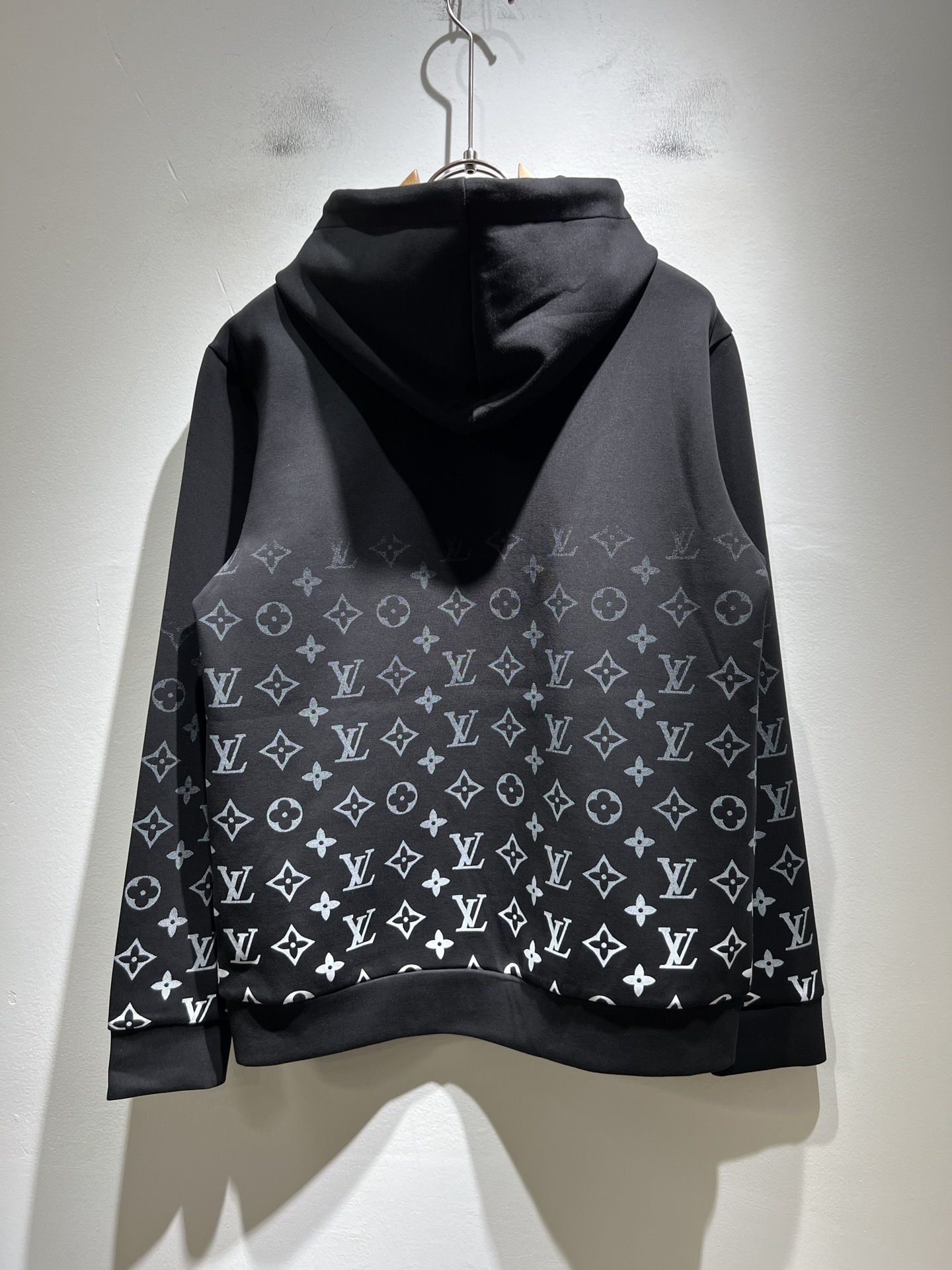 LouisVuitt*路易*登 2025秋冬全新系列单品上线，非常时髦前卫的一款男女同款👫长袖卫衣，胸前