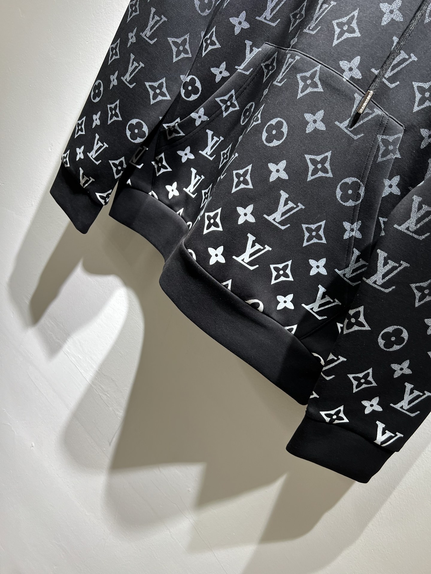 LouisVuitt*路易*登 2025秋冬全新系列单品上线，非常时髦前卫的一款男女同款👫长袖卫衣，胸前