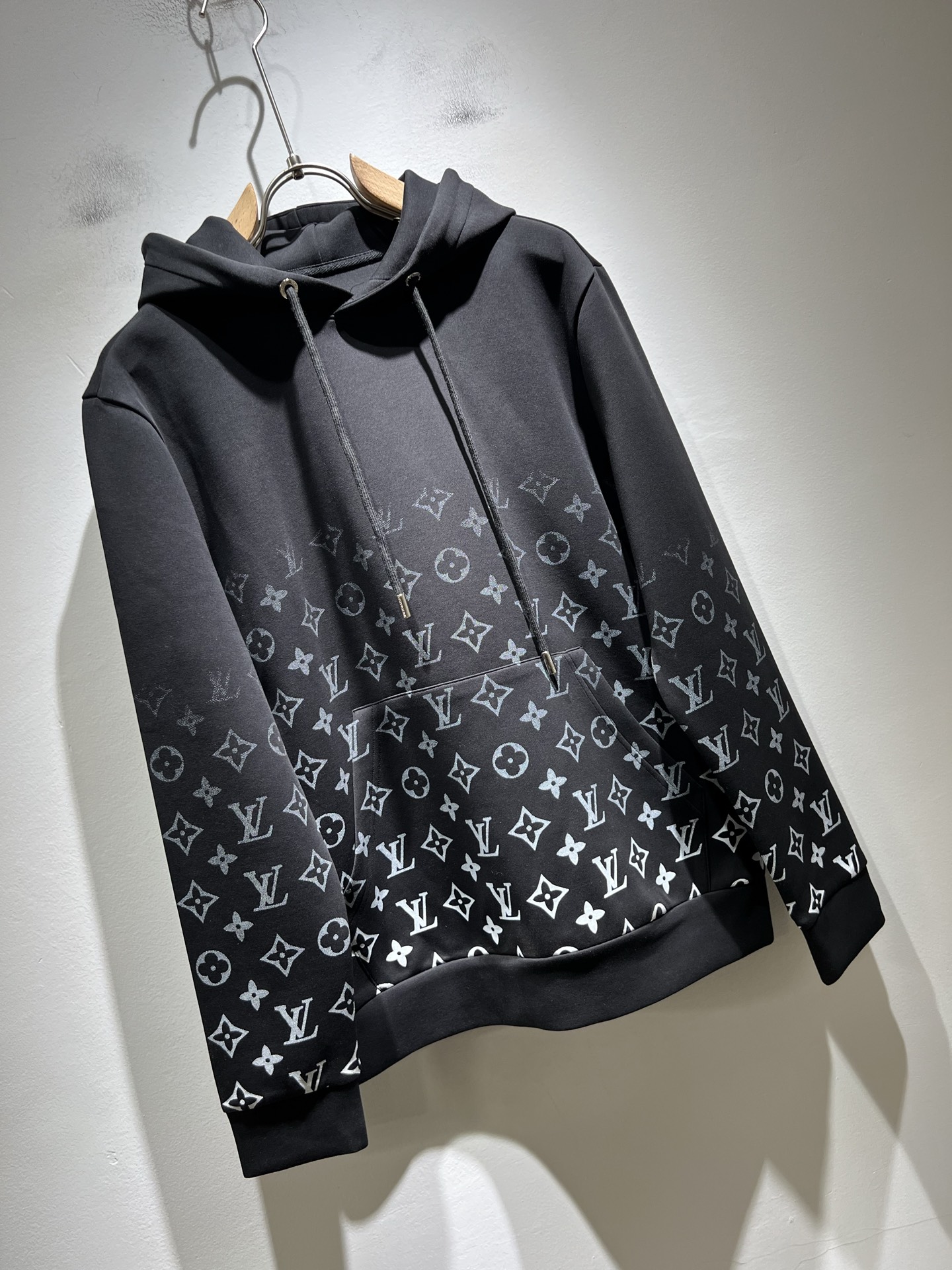 LouisVuitt*路易*登 2025秋冬全新系列单品上线，非常时髦前卫的一款男女同款👫长袖卫衣，胸前