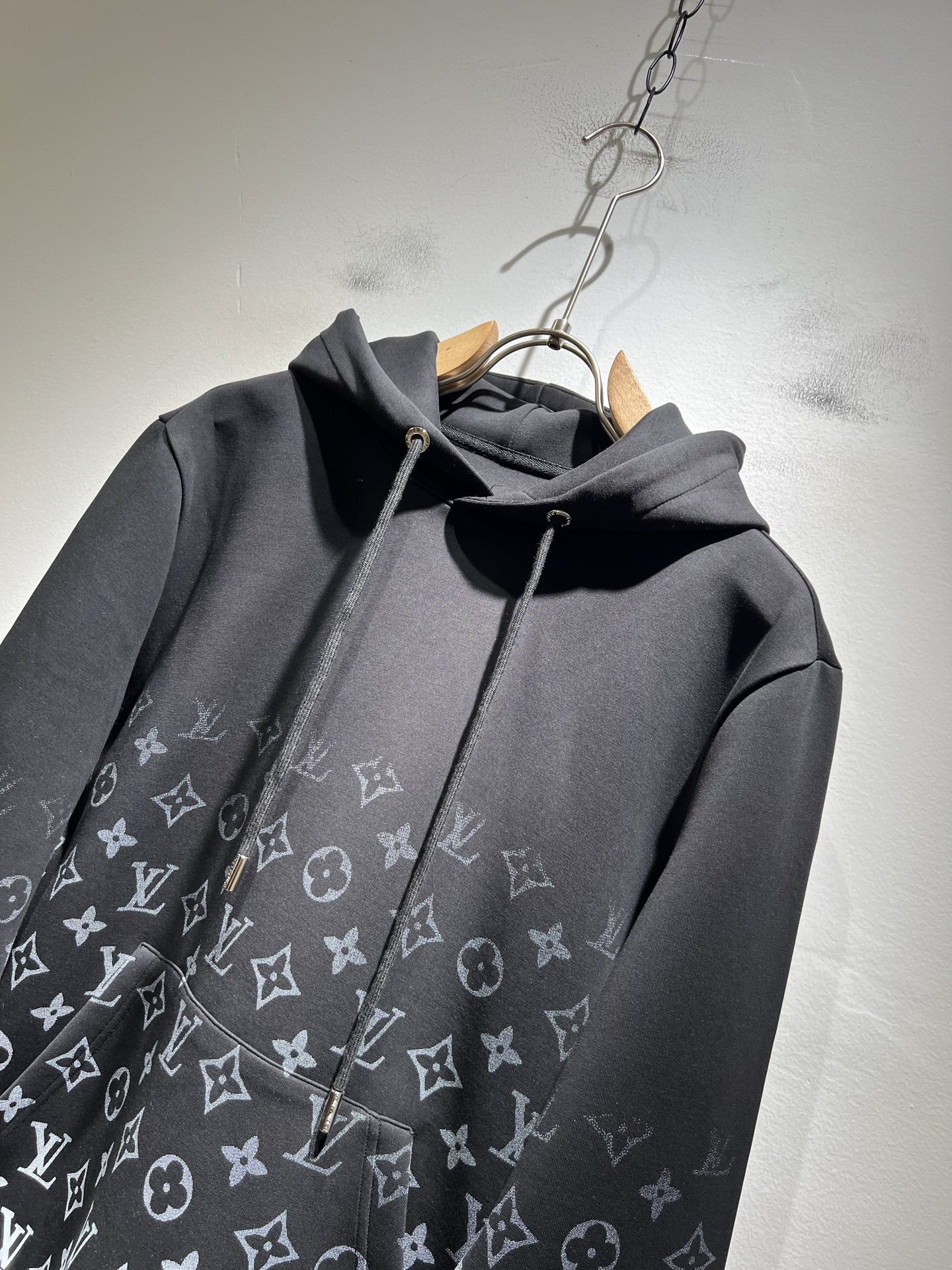 LouisVuitt*路易*登 2025秋冬全新系列单品上线，非常时髦前卫的一款男女同款👫长袖卫衣，胸前