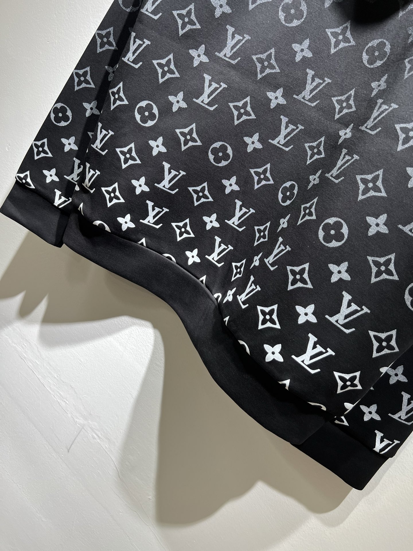 LouisVuitt*路易*登 2025秋冬全新系列单品上线，非常时髦前卫的一款男女同款👫长袖卫衣，胸前