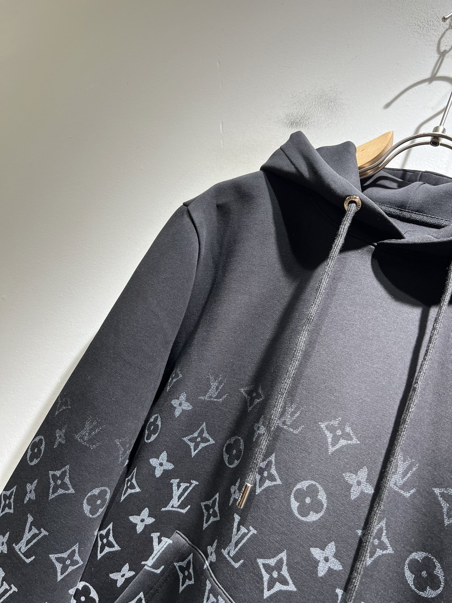 LouisVuitt*路易*登 2025秋冬全新系列单品上线，非常时髦前卫的一款男女同款👫长袖卫衣，胸前