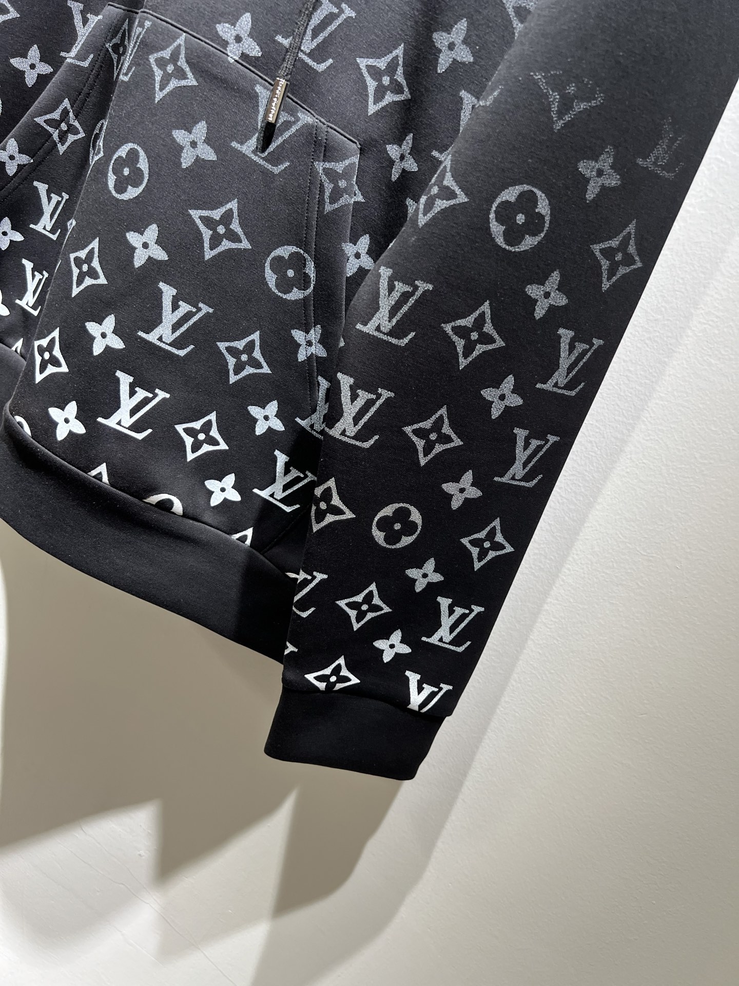 LouisVuitt*路易*登 2025秋冬全新系列单品上线，非常时髦前卫的一款男女同款👫长袖卫衣，胸前