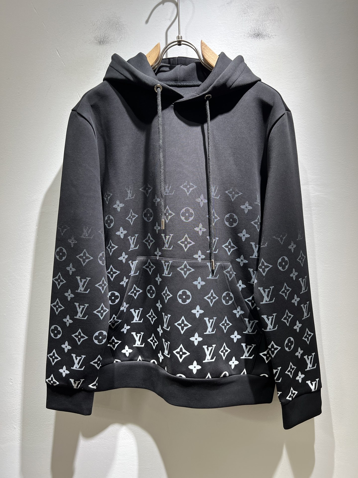 LouisVuitt*路易*登 2025秋冬全新系列单品上线，非常时髦前卫的一款男女同款👫长袖卫衣，胸前