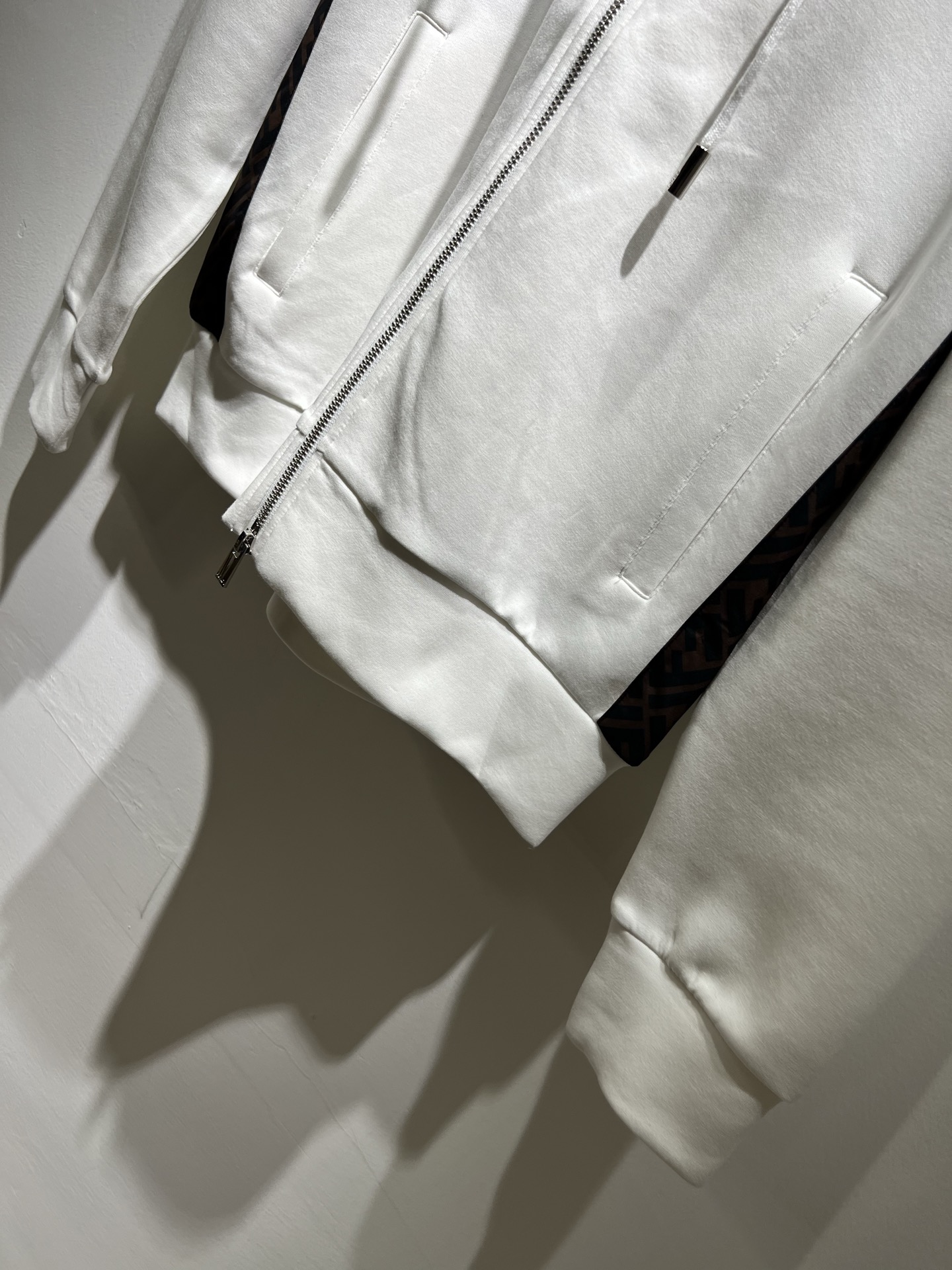 FEN*I 芬*迪2025秋冬新款FD家族男女同款连帽卫衣，男女同款👫百搭。意大利原厂订单，FD家族人气