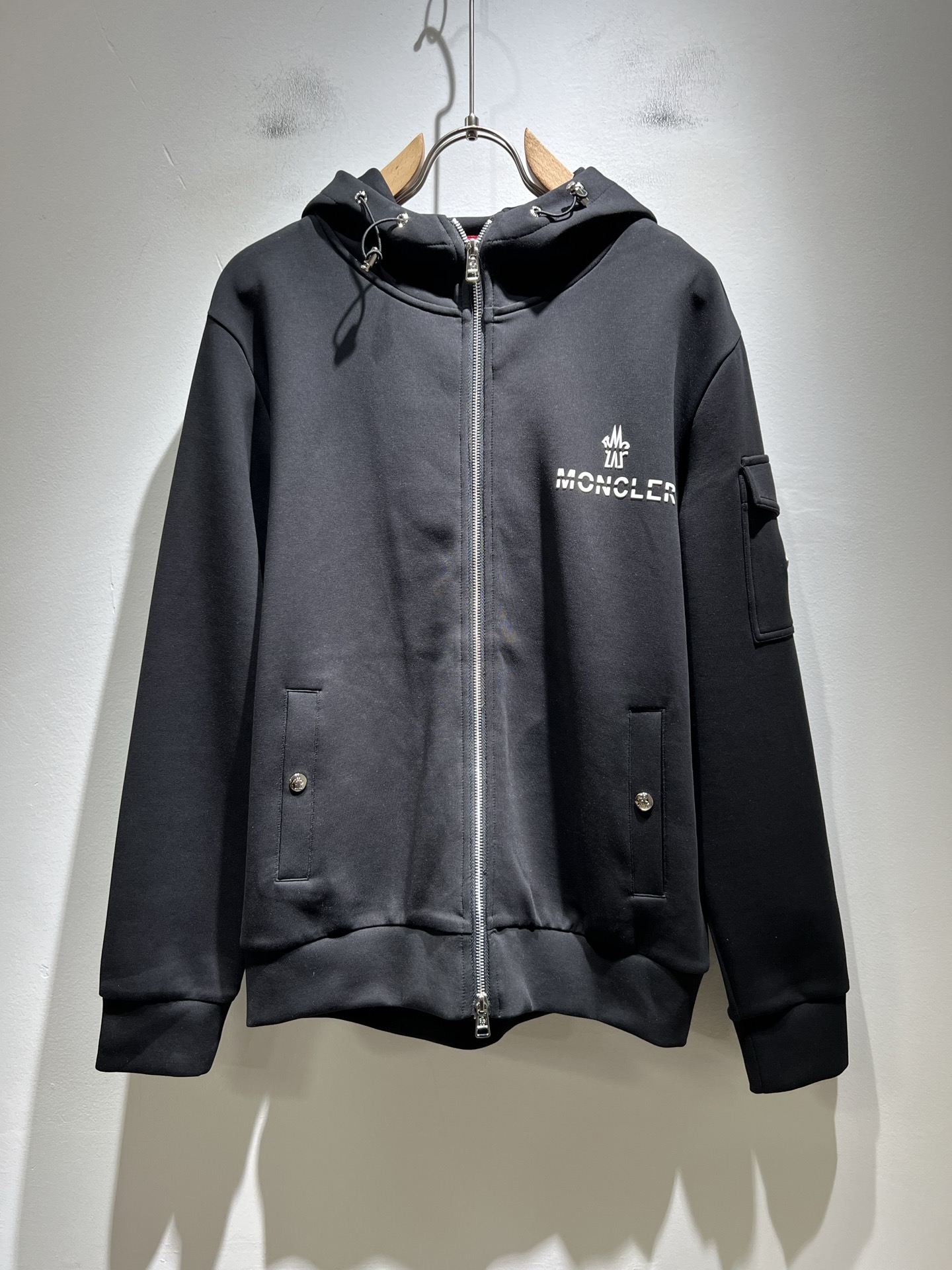 Moncl*r蒙*口2025秋冬男女同款情侣款👫最新的贸易订单长袖卫衣，全品相！！网红款！工艺采用图案l