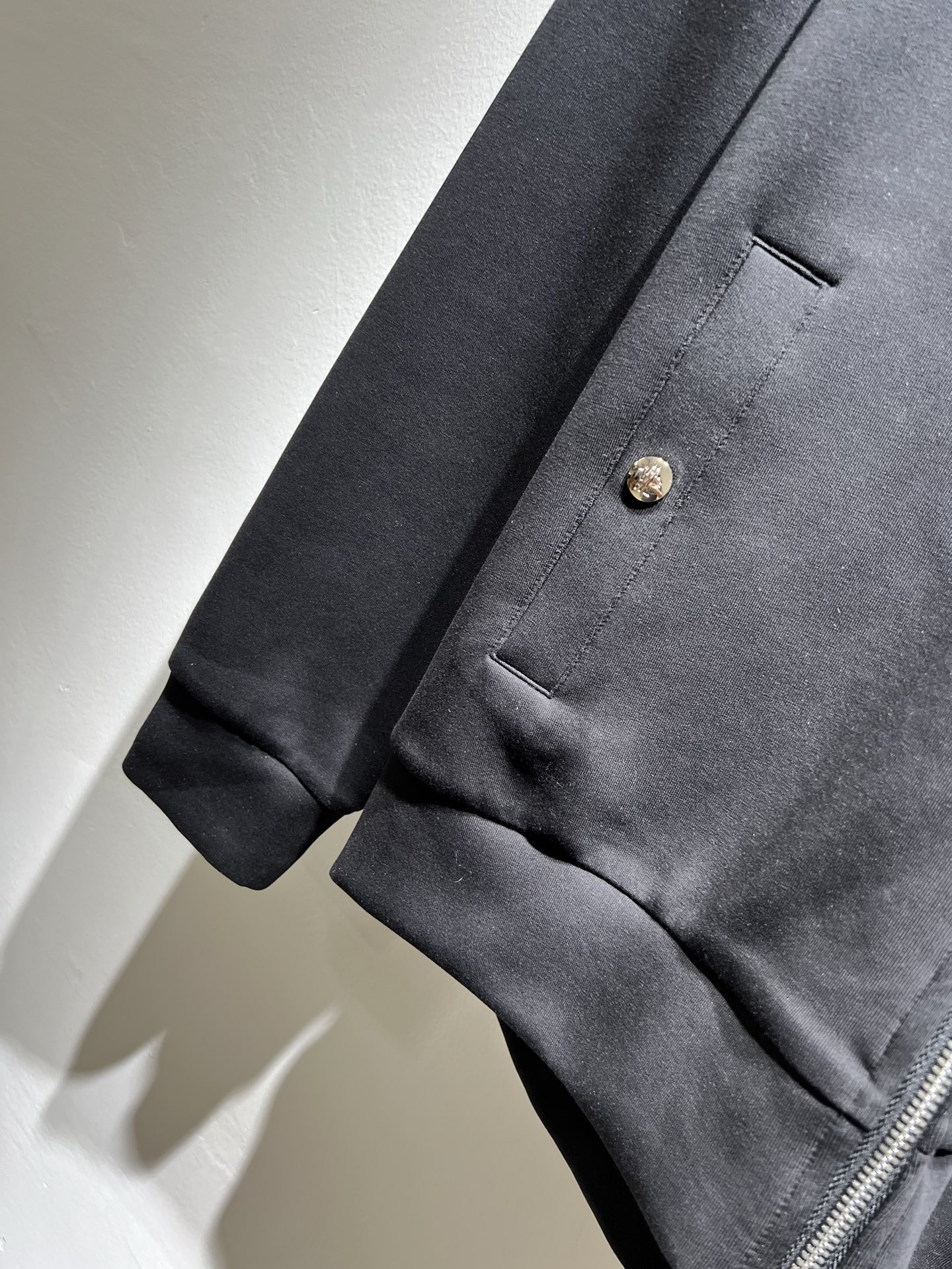 Moncl*r蒙*口2025秋冬男女同款情侣款👫最新的贸易订单长袖卫衣，全品相！！网红款！工艺采用图案l