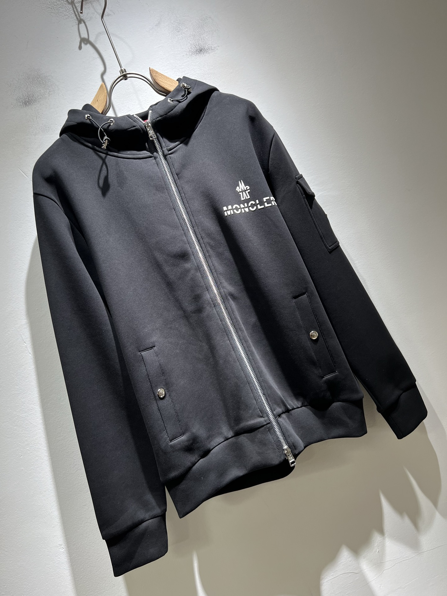 Moncl*r蒙*口2025秋冬男女同款情侣款👫最新的贸易订单长袖卫衣，全品相！！网红款！工艺采用图案l