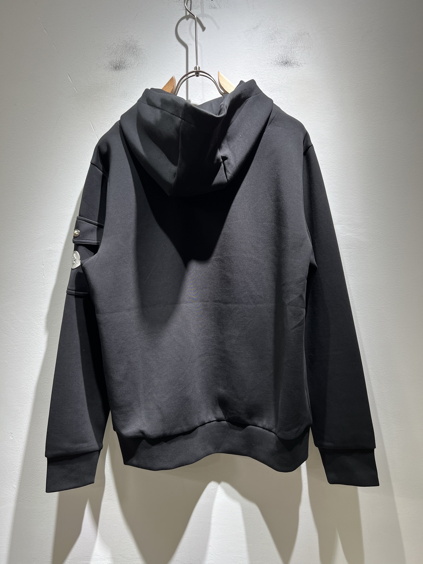 Moncl*r蒙*口2025秋冬男女同款情侣款👫最新的贸易订单长袖卫衣，全品相！！网红款！工艺采用图案l