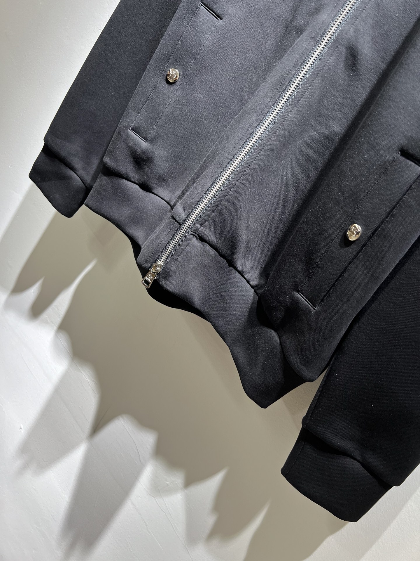 Moncl*r蒙*口2025秋冬男女同款情侣款👫最新的贸易订单长袖卫衣，全品相！！网红款！工艺采用图案l