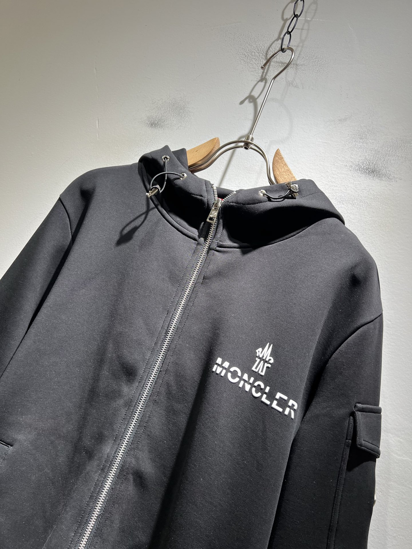 Moncl*r蒙*口2025秋冬男女同款情侣款👫最新的贸易订单长袖卫衣，全品相！！网红款！工艺采用图案l