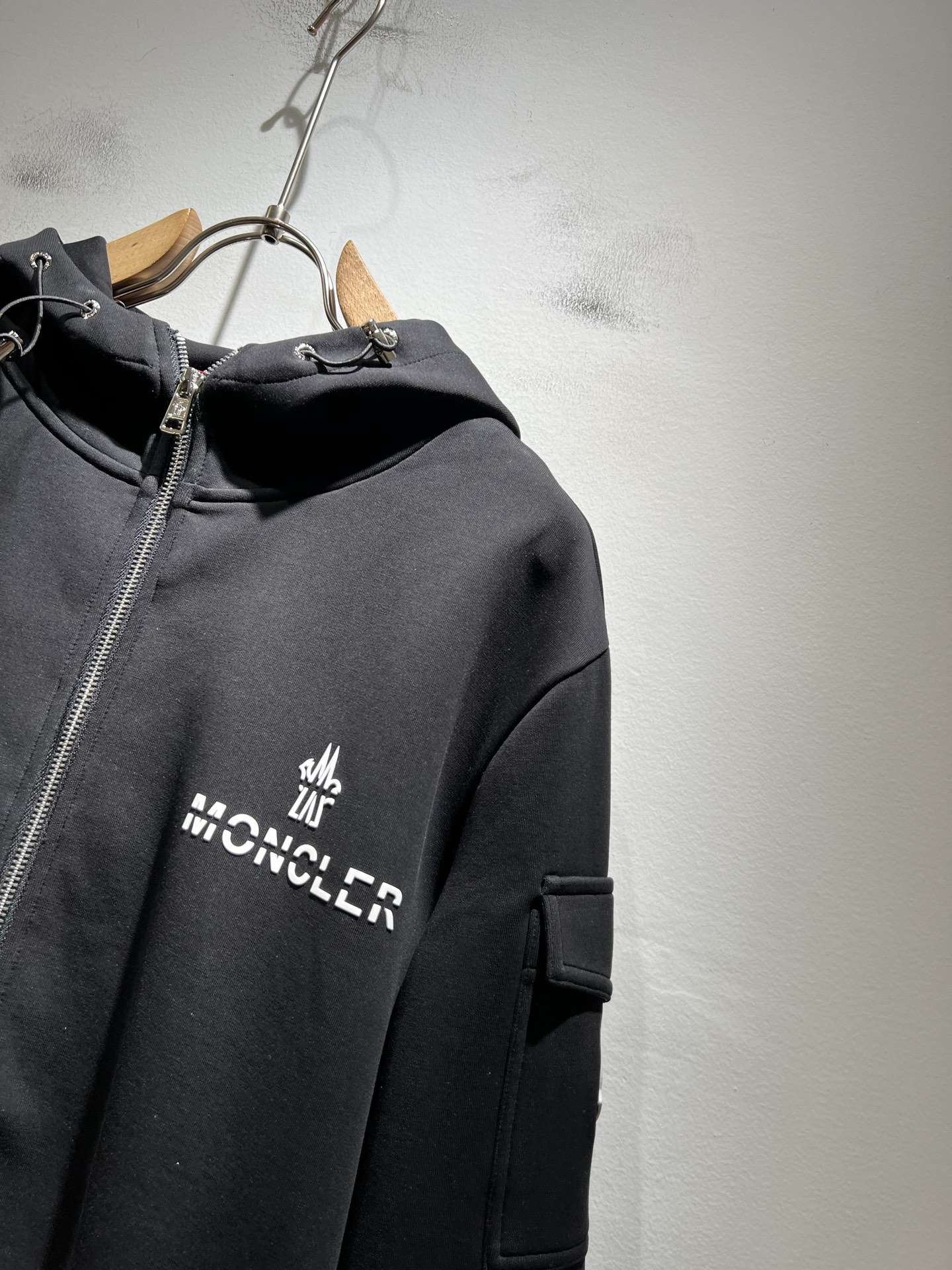 Moncl*r蒙*口2025秋冬男女同款情侣款👫最新的贸易订单长袖卫衣，全品相！！网红款！工艺采用图案l