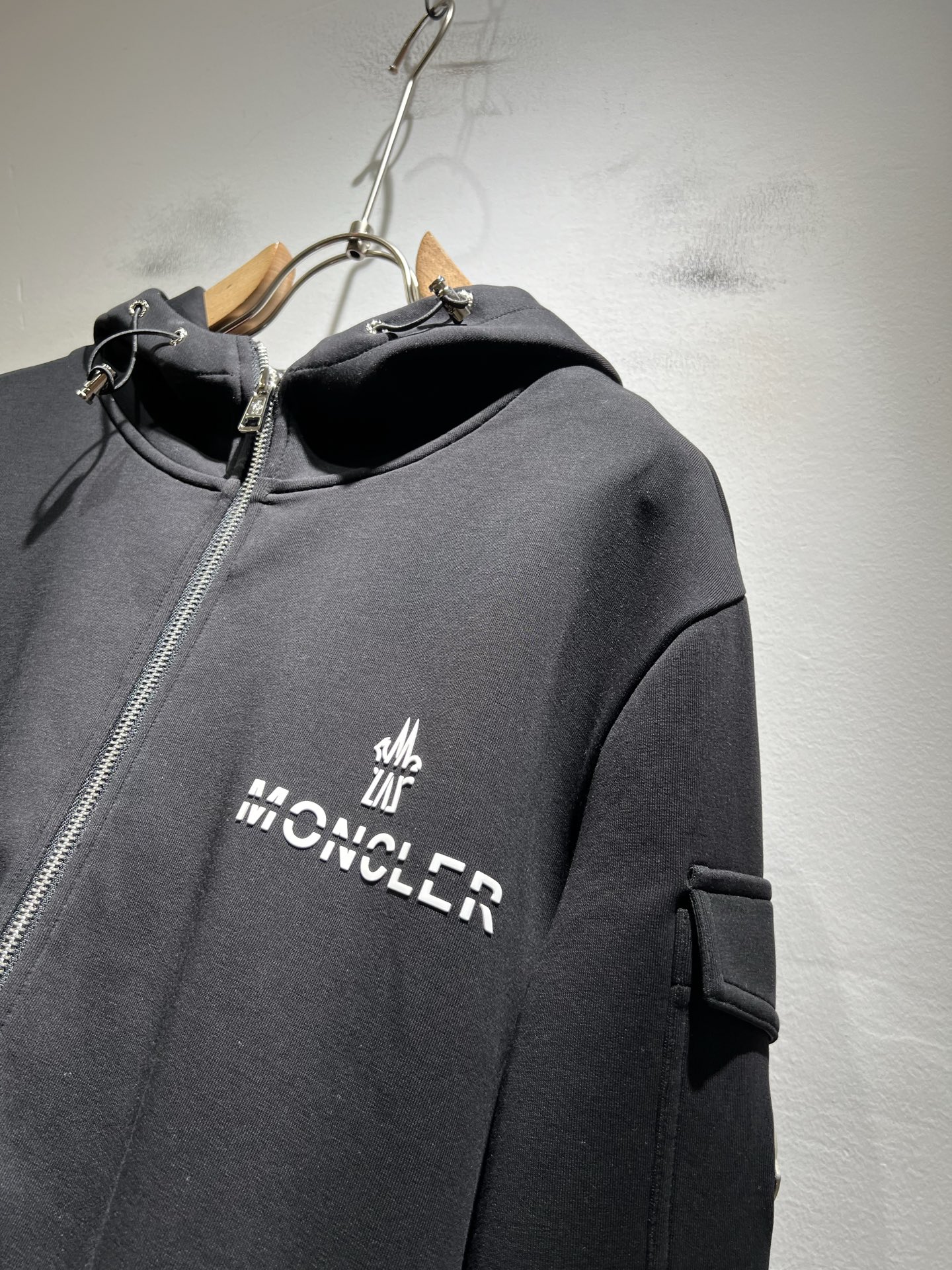 Moncl*r蒙*口2025秋冬男女同款情侣款👫最新的贸易订单长袖卫衣，全品相！！网红款！工艺采用图案l