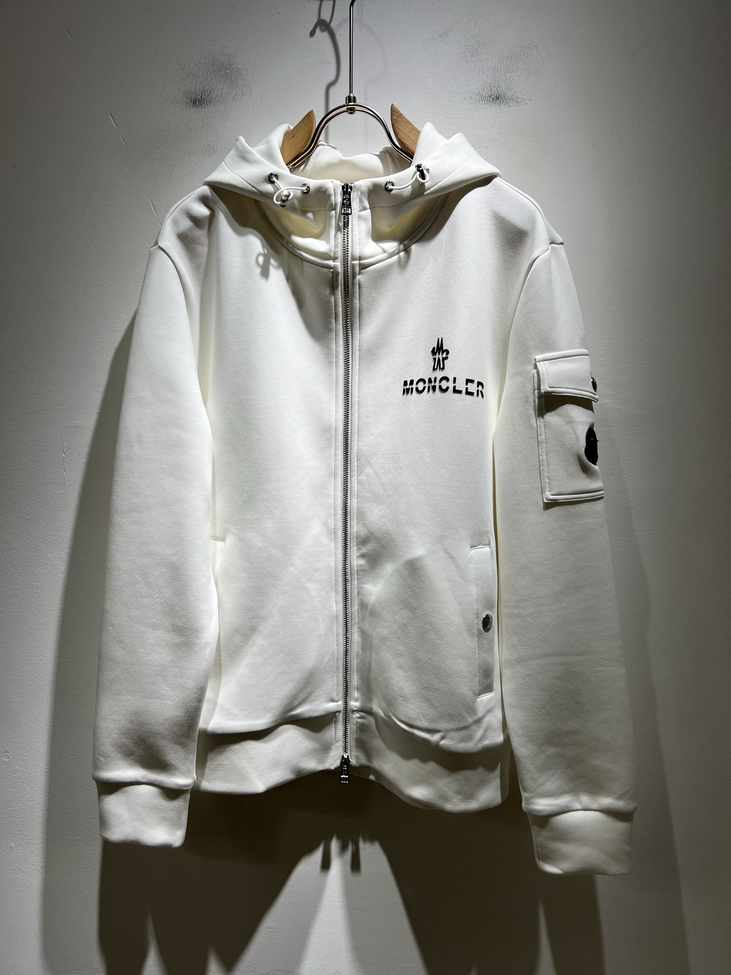 Moncl*r蒙*口2025秋冬男女同款情侣款👫最新的贸易订单长袖卫衣，全品相！！网红款！工艺采用图案l